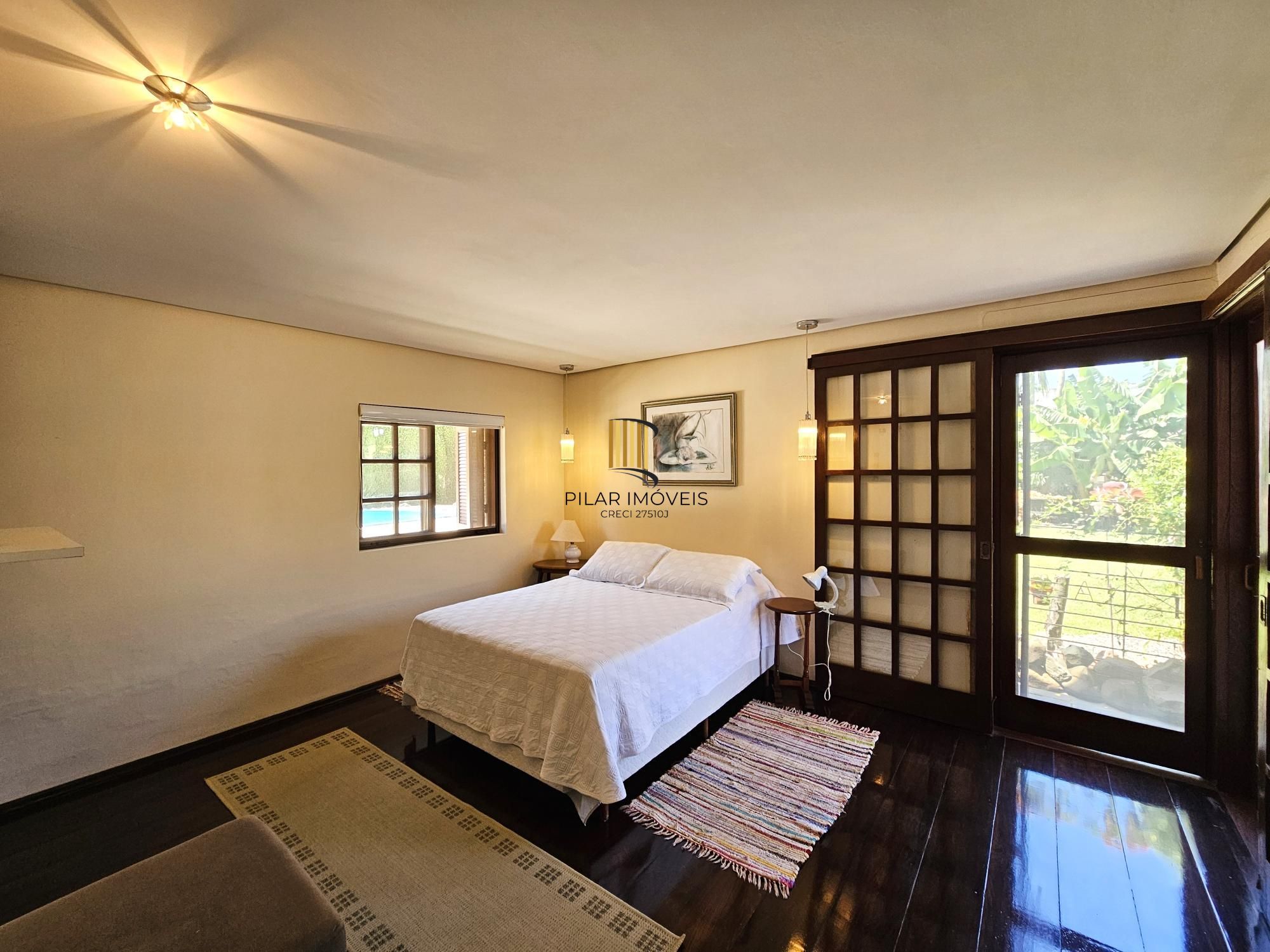 LINDA CASA NO BAIRRO GUARUJÁ - TERRENO COM 22 METROS DE FRENTE