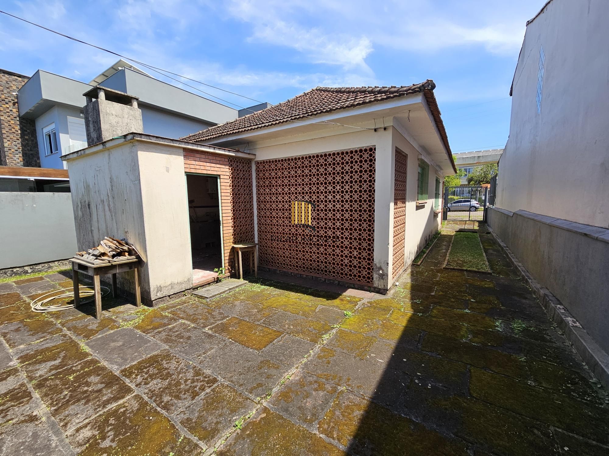 AMPLO TERRENO FRENTE NORTE NA MELHOR RUA DO BAIRRO TRISTEZA