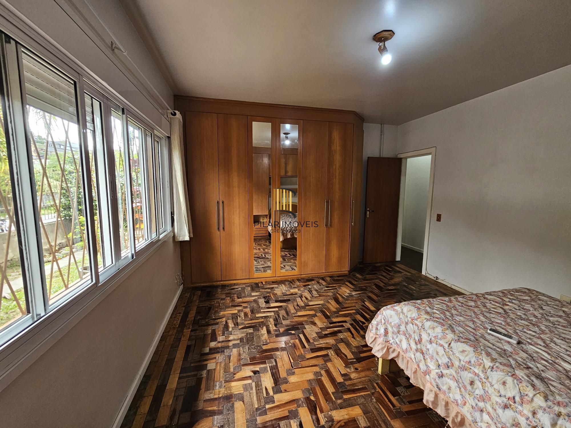 CASA COM 04 DORMITÓRIOS EM TERRENO DE QUASE 500M2