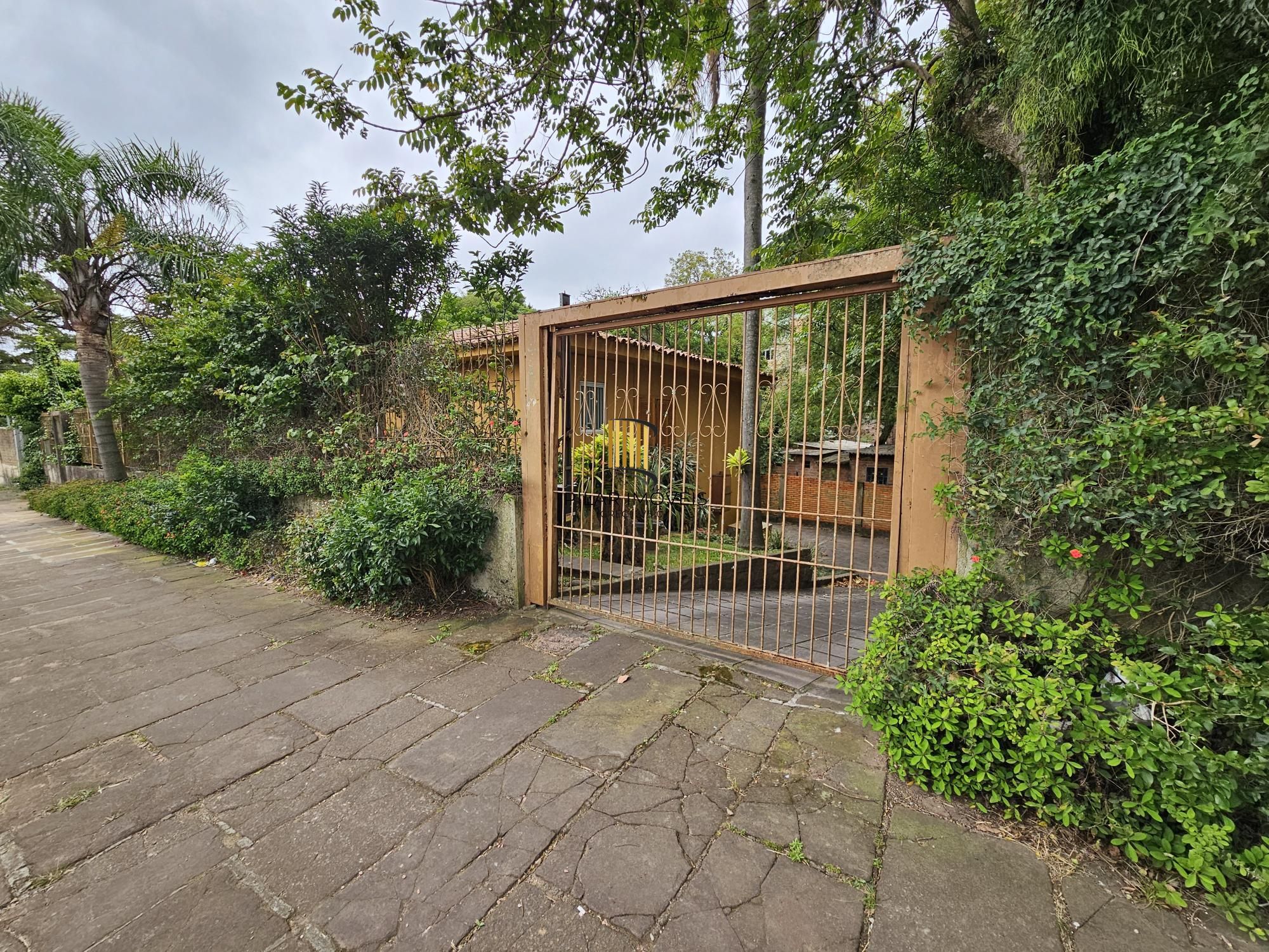 CASA COM 04 DORMITÓRIOS EM TERRENO DE QUASE 500M2