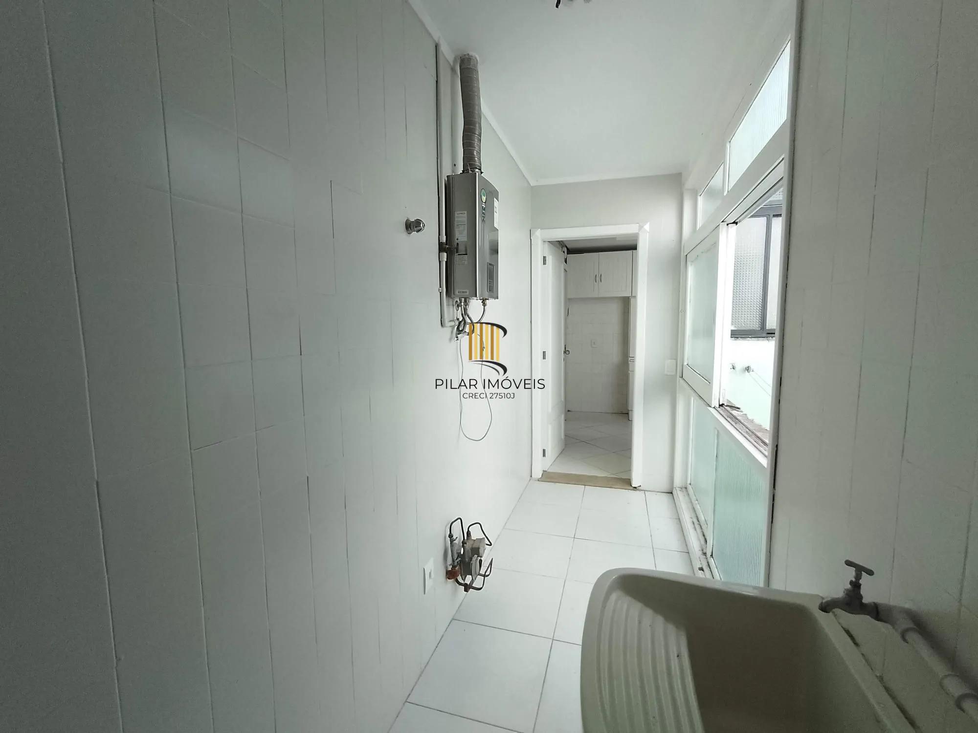 Apartamento 2 dormitórios com sacada e vaga perto da PUC