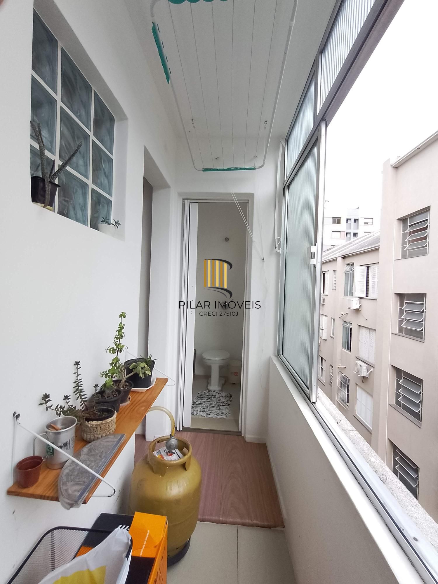 Apartamento 2 dormitórios com vaga e sacada perto da Redenção