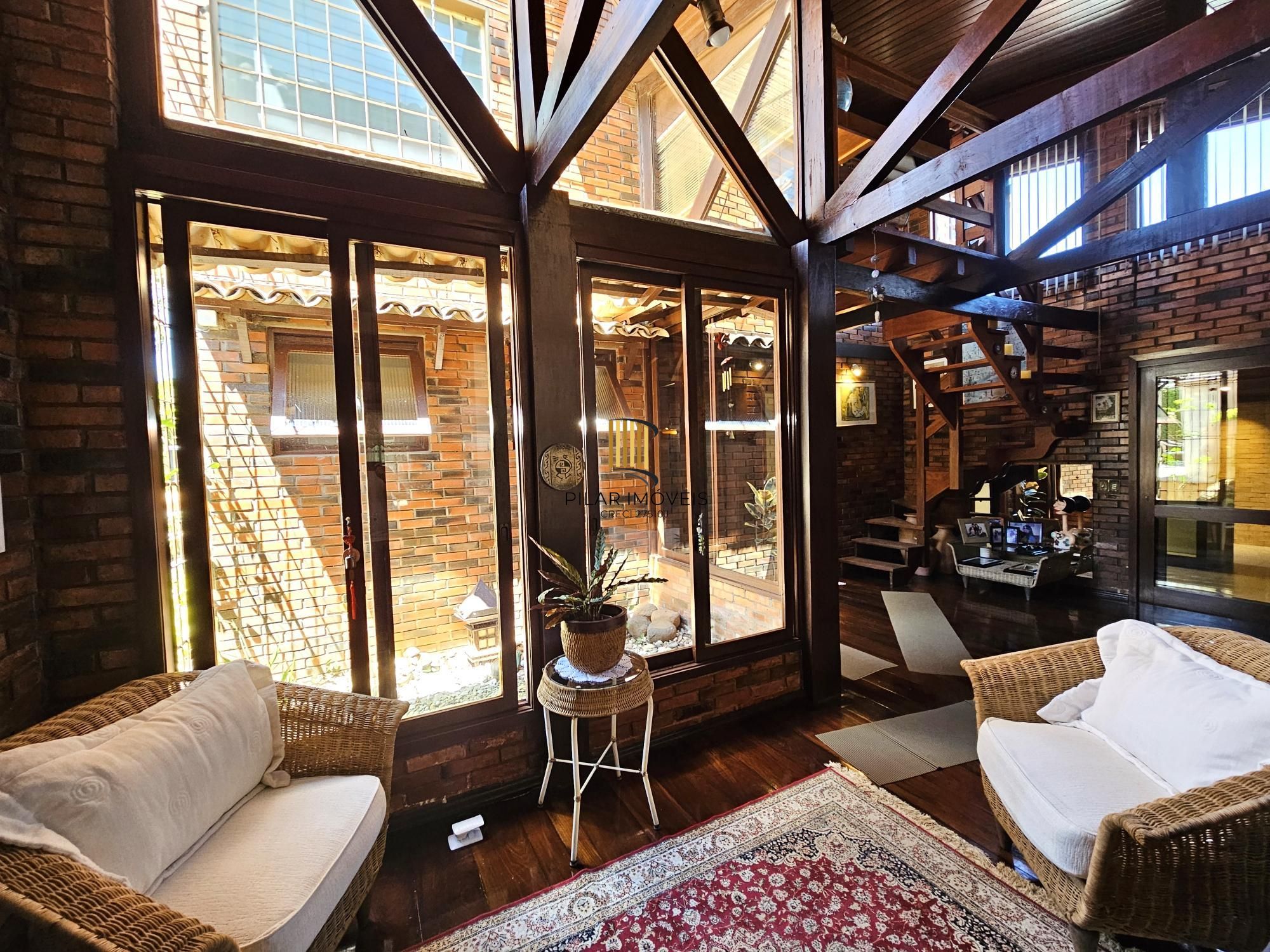 LINDA CASA NO BAIRRO GUARUJÁ - TERRENO COM 22 METROS DE FRENTE