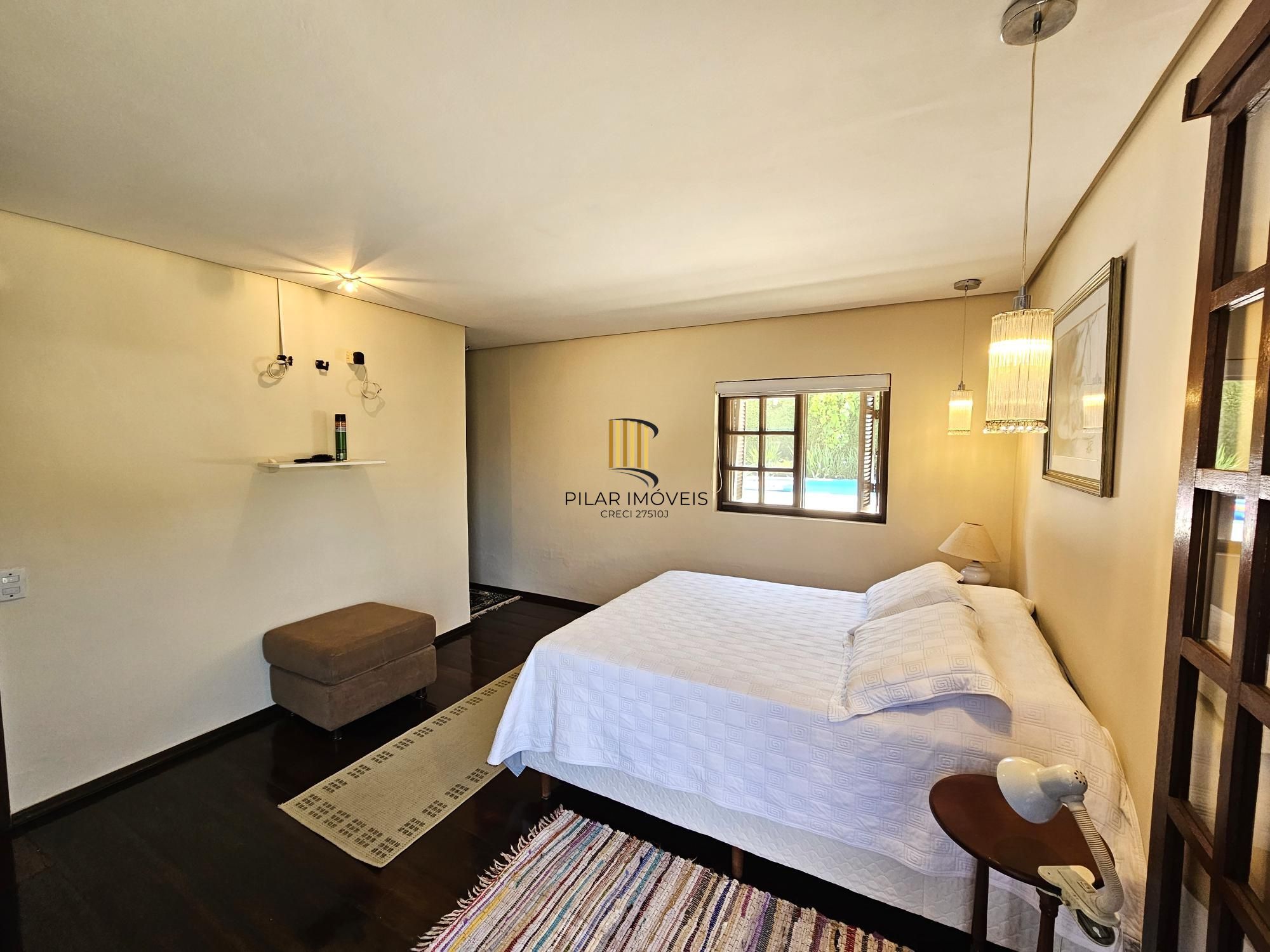 LINDA CASA NO BAIRRO GUARUJÁ - TERRENO COM 22 METROS DE FRENTE