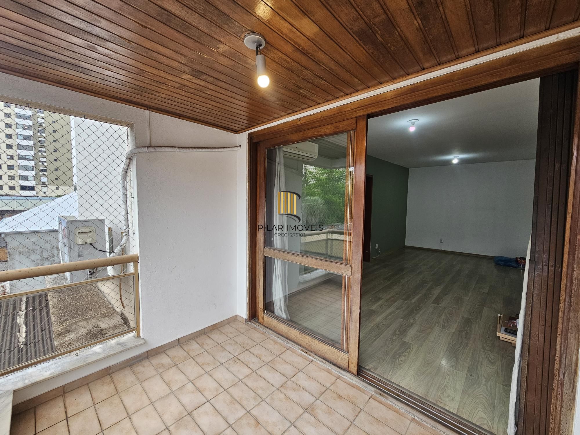 CIDADE BAIXA COM SACADA E VAGA DE GARAGEM