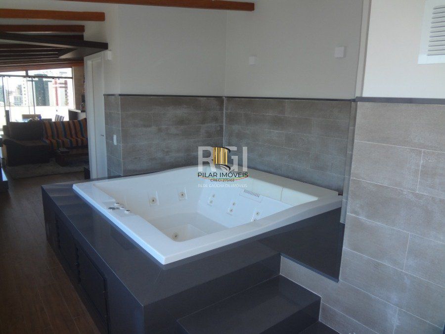 Cobertura para Venda - 267m², 3 dormitórios, sendo 1 suites, 2 vagas - Menino Deus