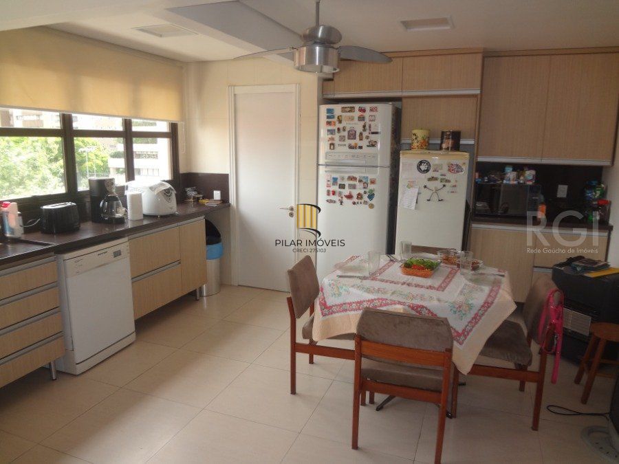 Cobertura para Venda - 263.75m², 3 dormitórios, sendo 1 suites, 2 vagas - Petrópolis