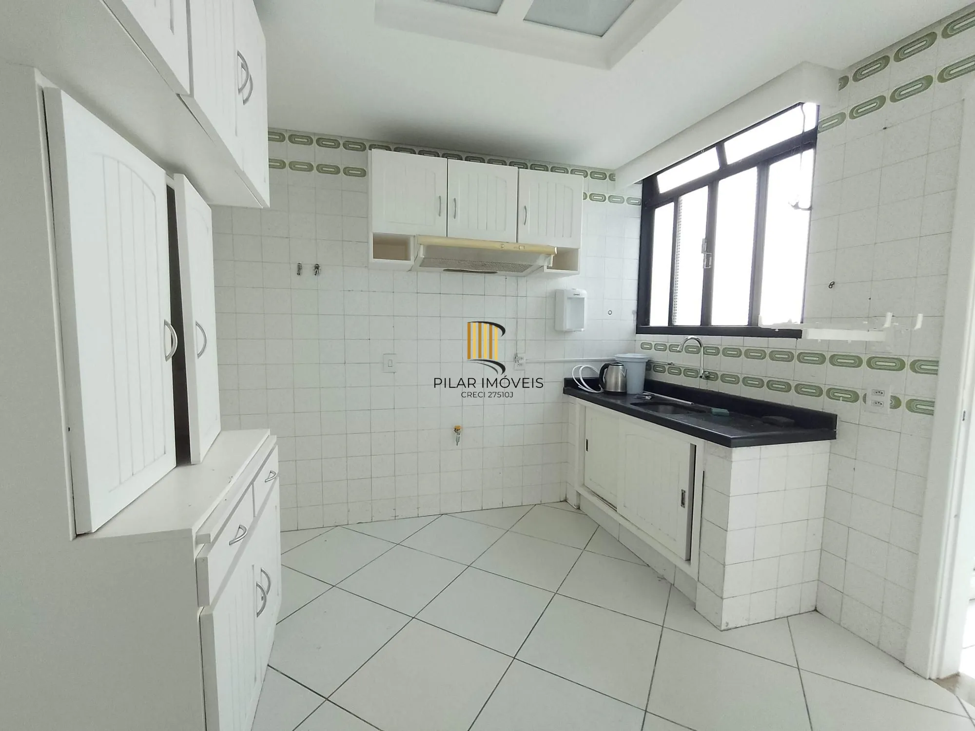 Apartamento 2 dormitórios com sacada e vaga perto da PUC