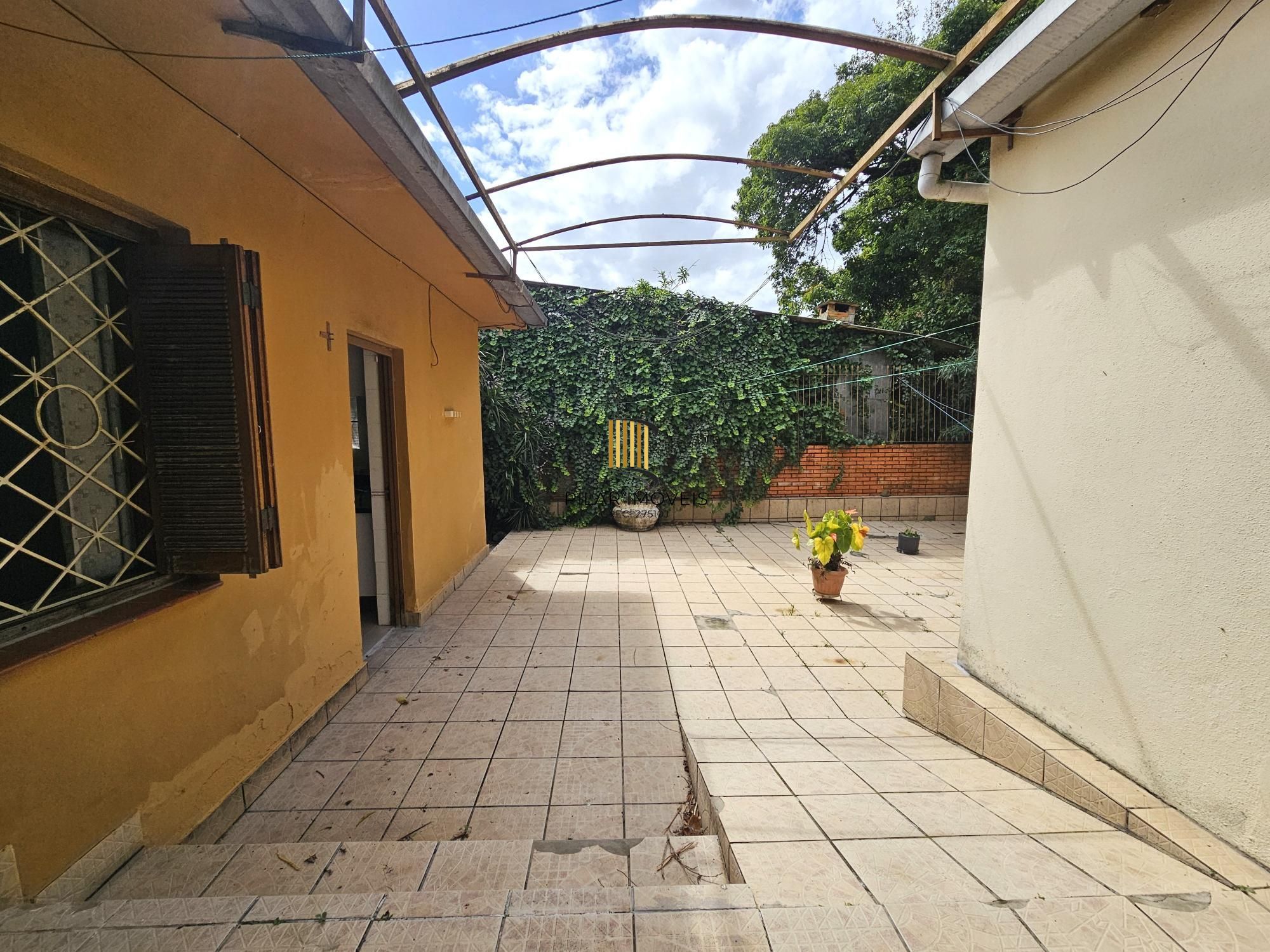CASA COM 04 DORMITÓRIOS EM TERRENO DE QUASE 500M2