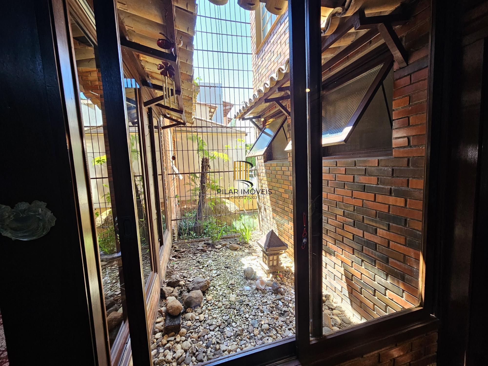 LINDA CASA NO BAIRRO GUARUJÁ - TERRENO COM 22 METROS DE FRENTE
