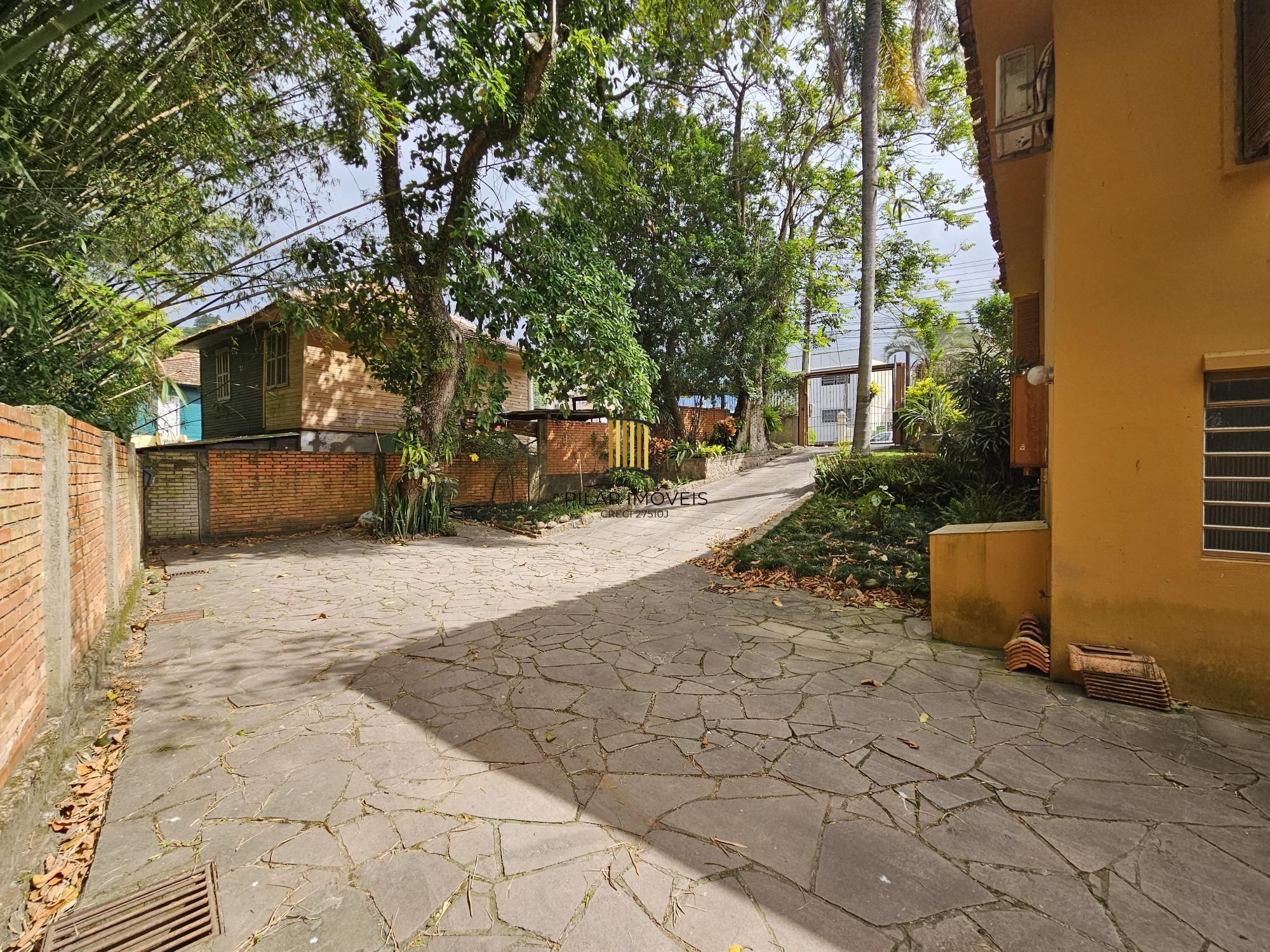 CASA COM 04 DORMITÓRIOS EM TERRENO DE QUASE 500M2