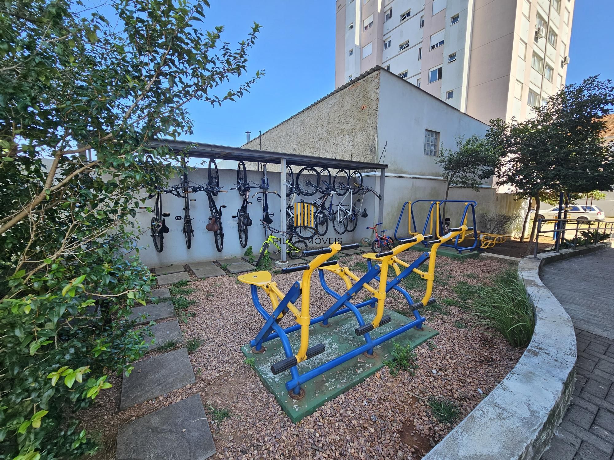 Apartamento 2 dormitórios com vaga e elevador perto da PUC