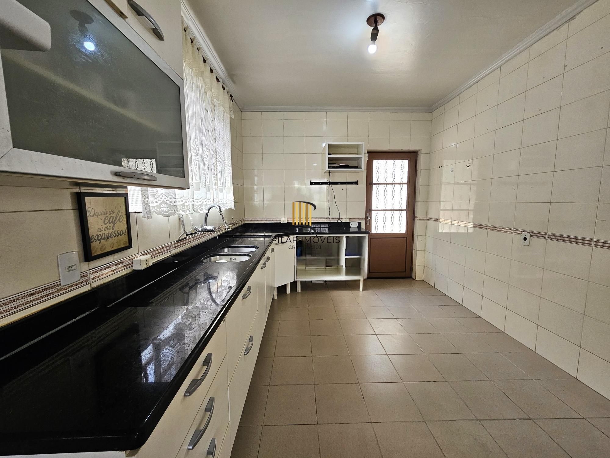 CASA COM 04 DORMITÓRIOS EM TERRENO DE QUASE 500M2