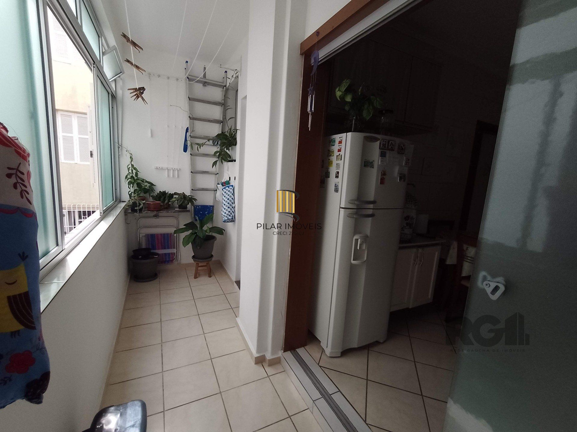 Apartamento 2 dormitórios com vaga e sacada no Menino Deus