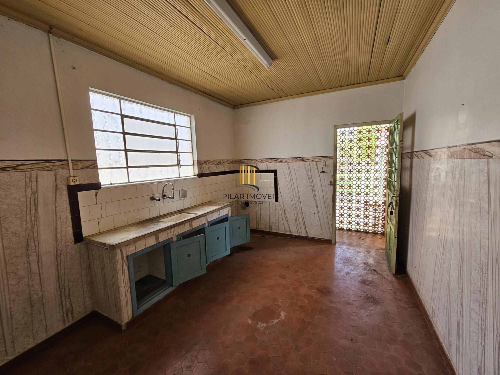 AMPLO TERRENO FRENTE NORTE NA MELHOR RUA DO BAIRRO TRISTEZA