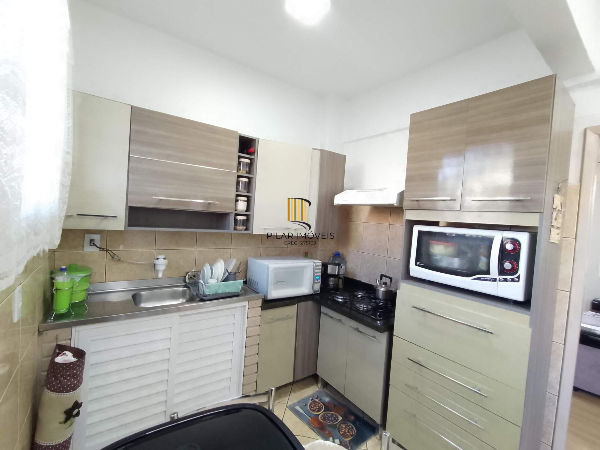 Apartamento 2 dormitórios reformado no Passo D'Areia