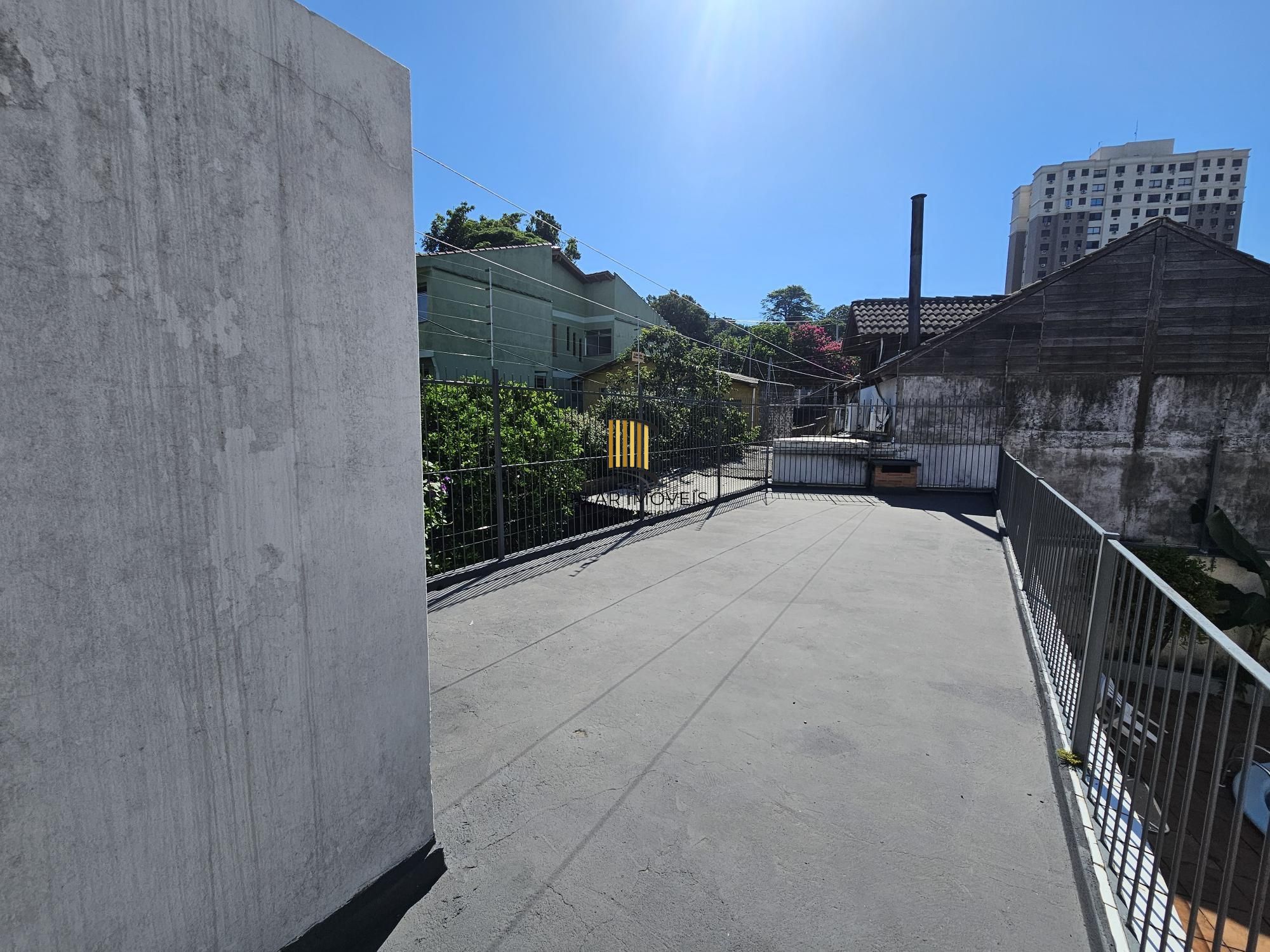 SOBRADO COM 3 SUÍTES + DORMITÓRIOS NO TÉRRREO | PISCINA | E MUITO MAIS