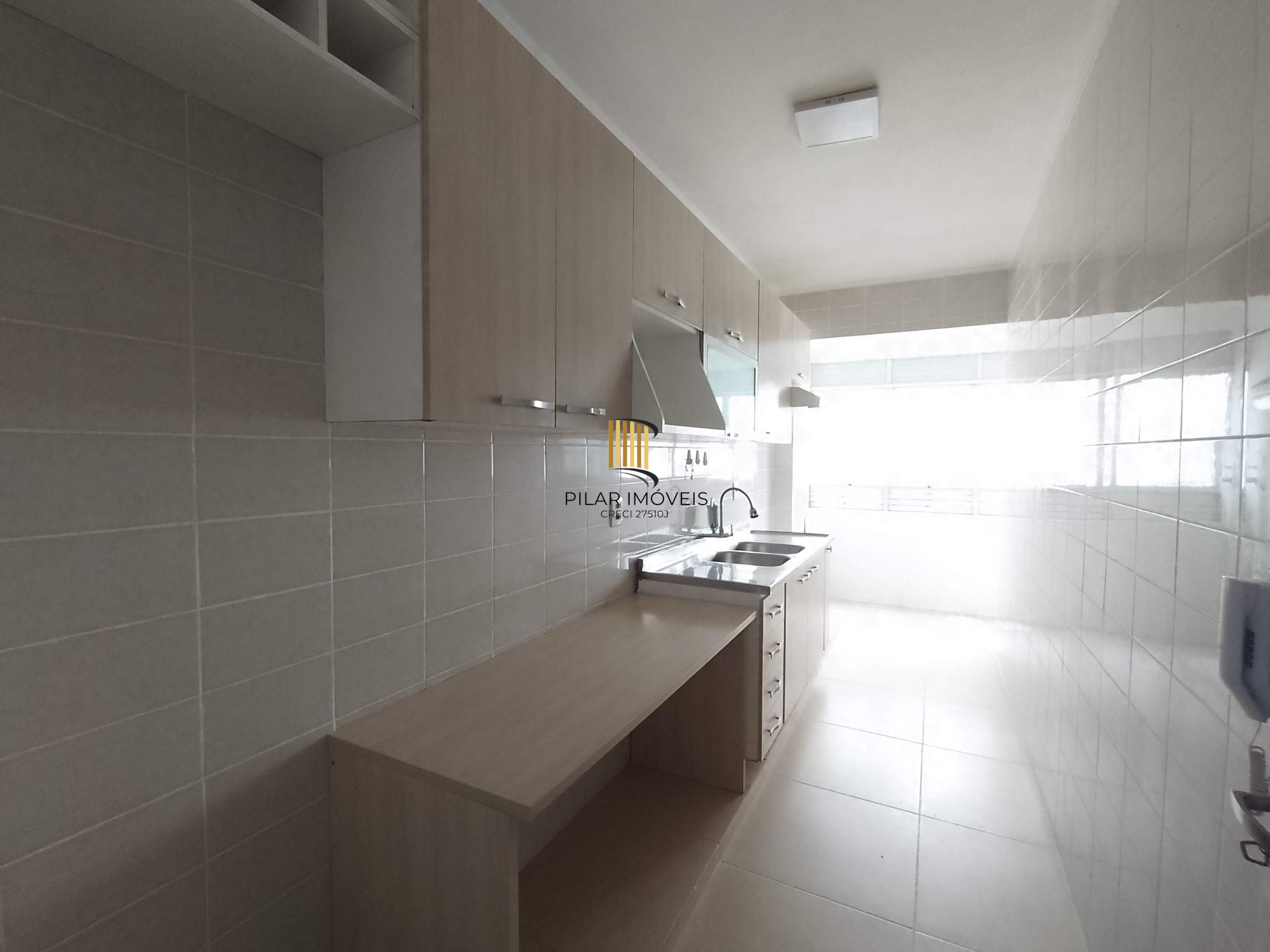 Apartamento 2 dormitórios com dependência e vaga coberta no bairro Santana