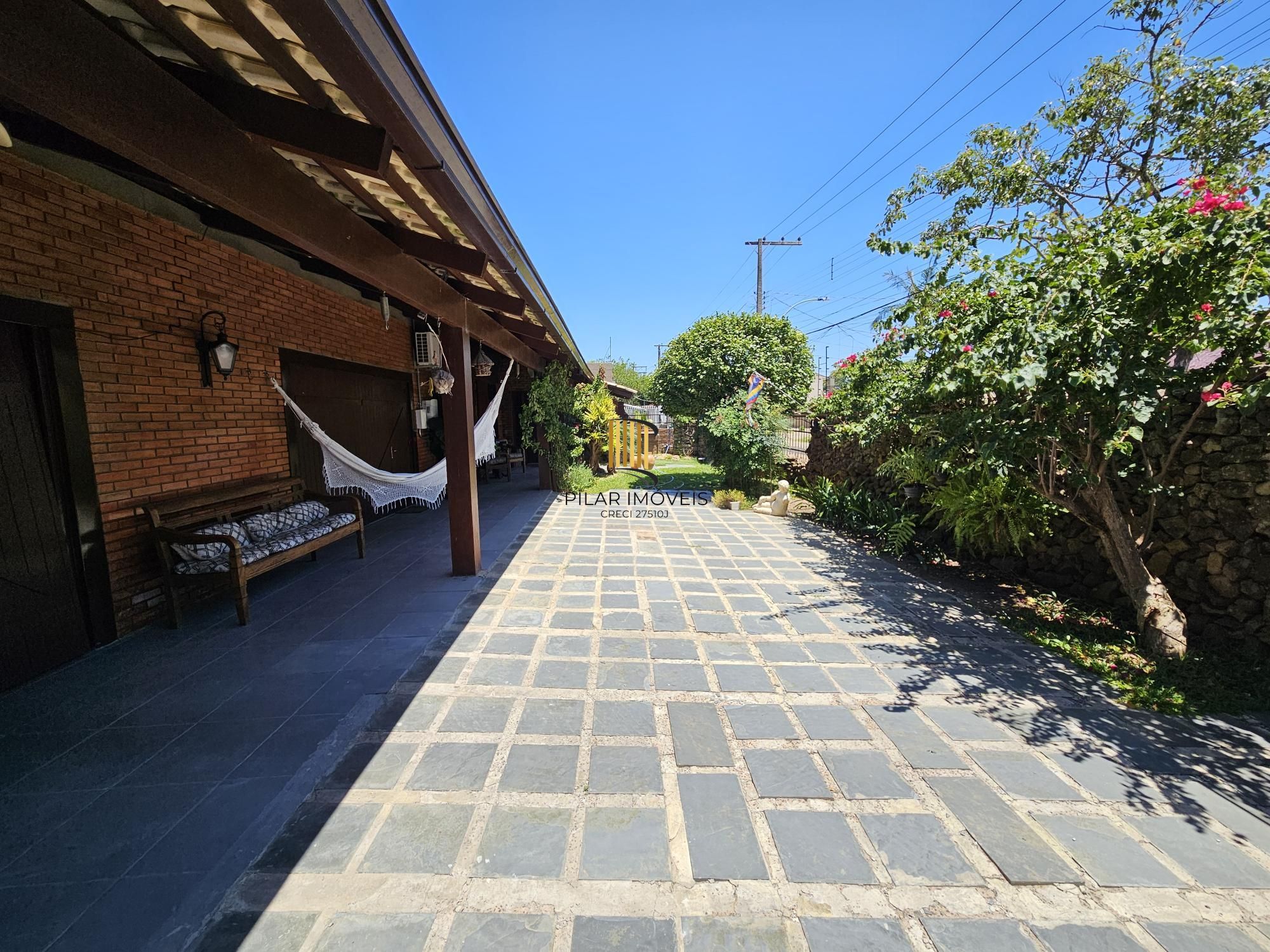 LINDA CASA NO BAIRRO GUARUJÁ - TERRENO COM 22 METROS DE FRENTE
