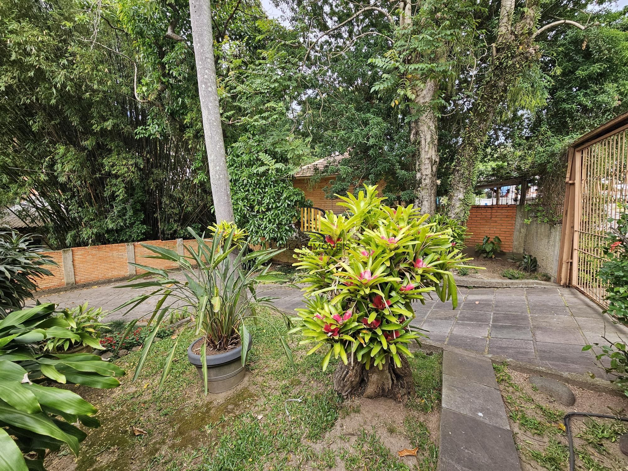 CASA COM 04 DORMITÓRIOS EM TERRENO DE QUASE 500M2