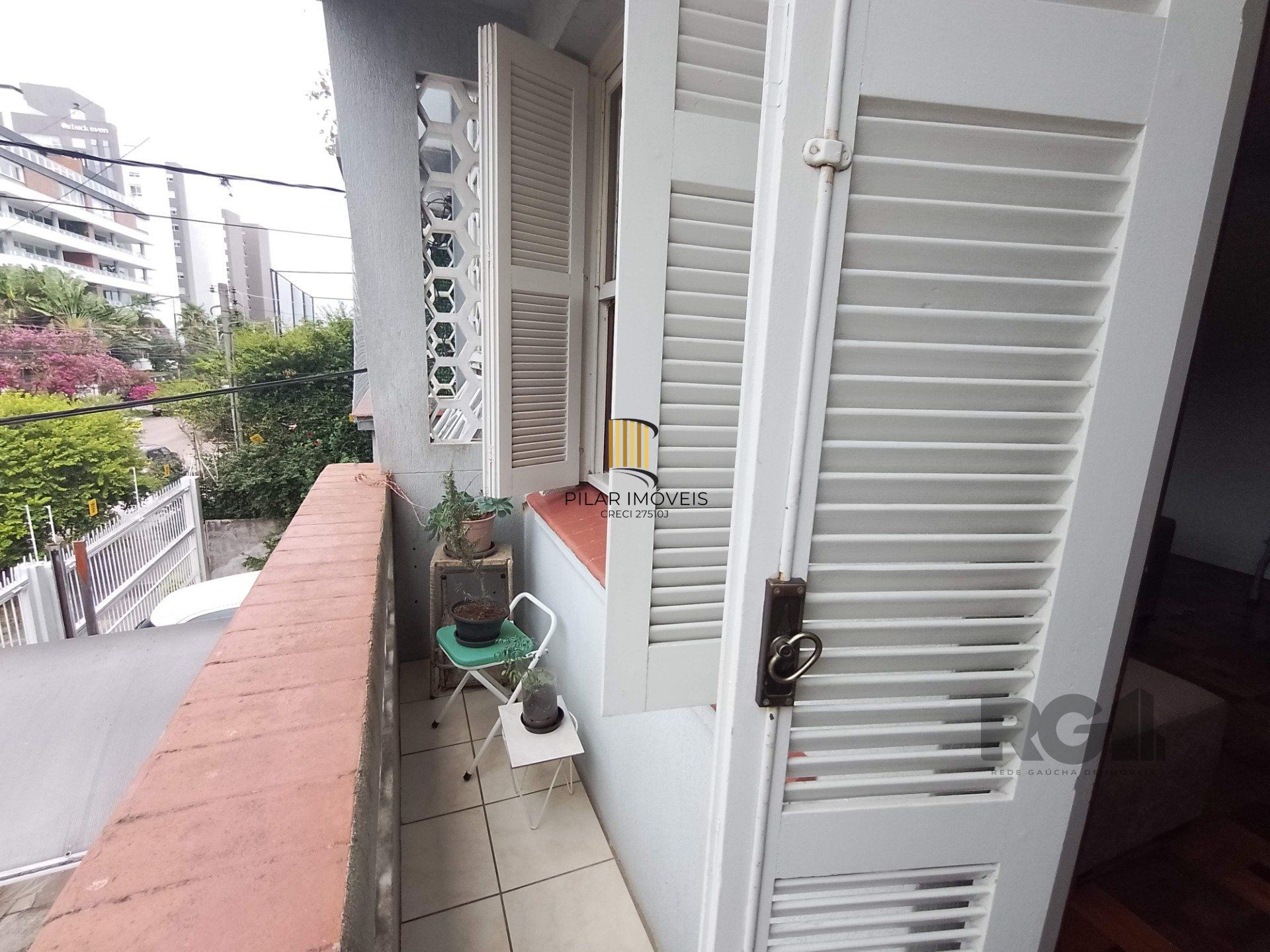 Apartamento 2 dormitórios com vaga e sacada no Menino Deus