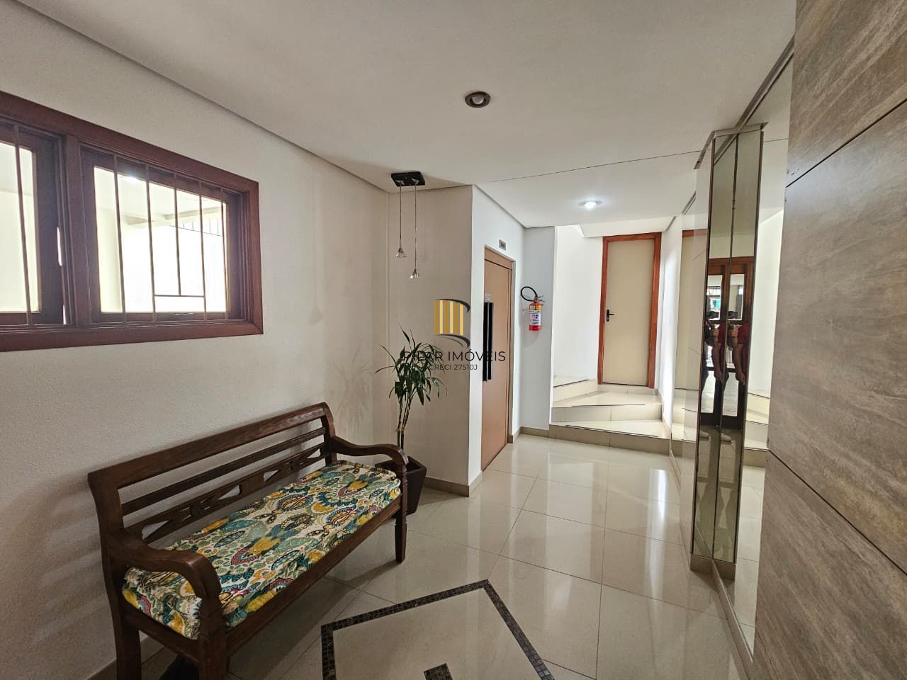 Apartamento 2 dormitórios com sacada e churrasqueira no Bom Fim