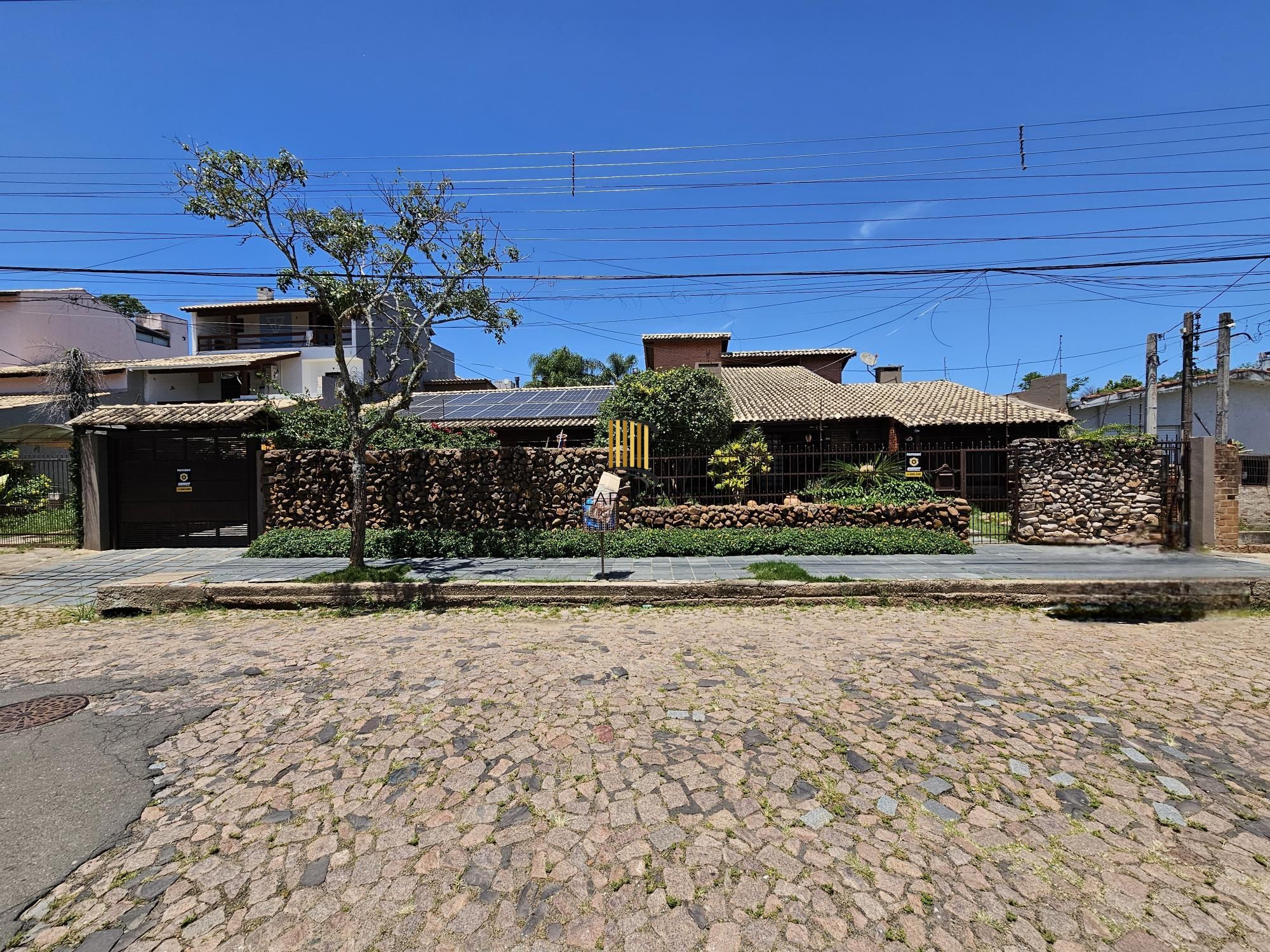 LINDA CASA NO BAIRRO GUARUJÁ - TERRENO COM 22 METROS DE FRENTE