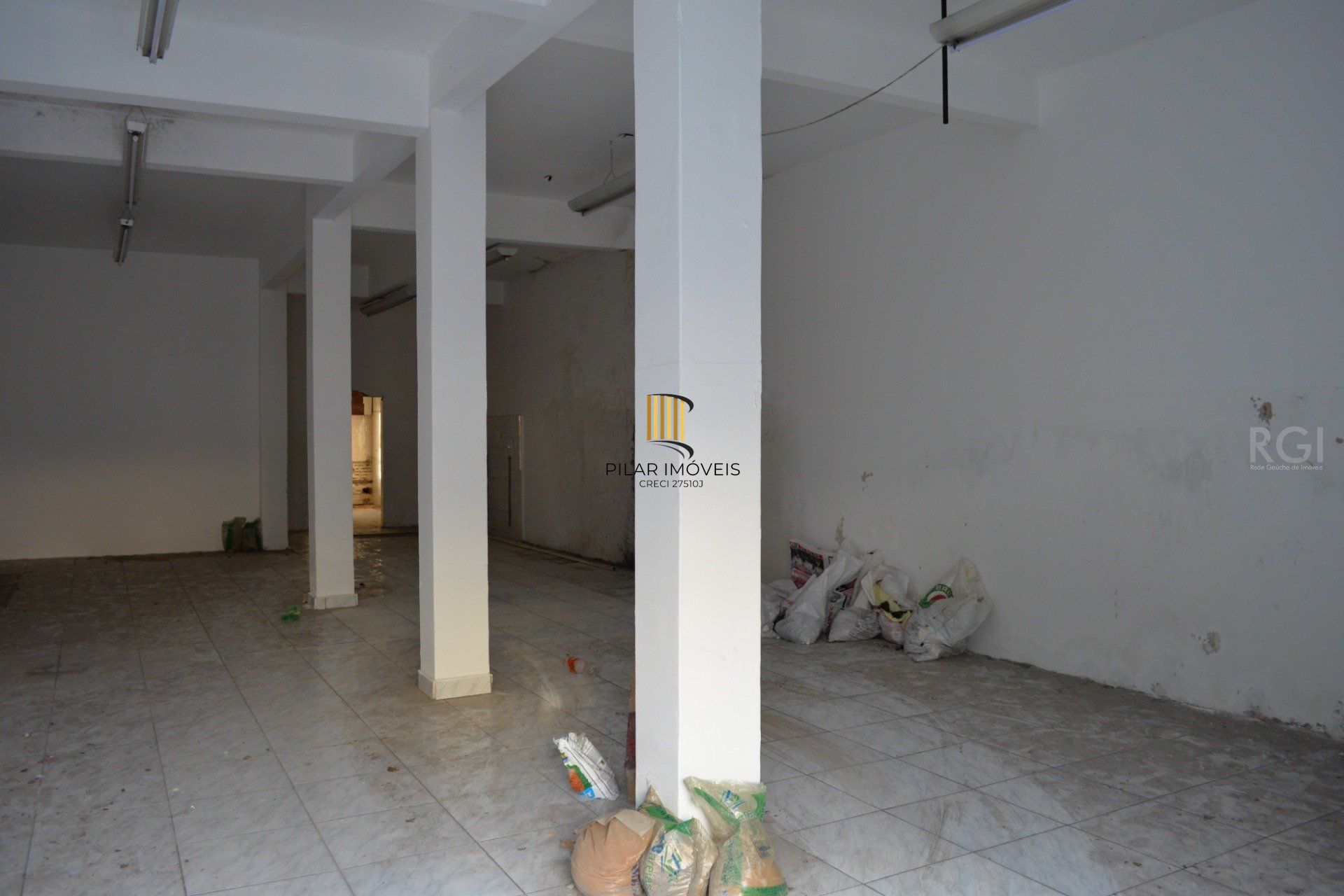 Prédio com Loja  e  3 apartamentos - 470.08m²,  Floresta
