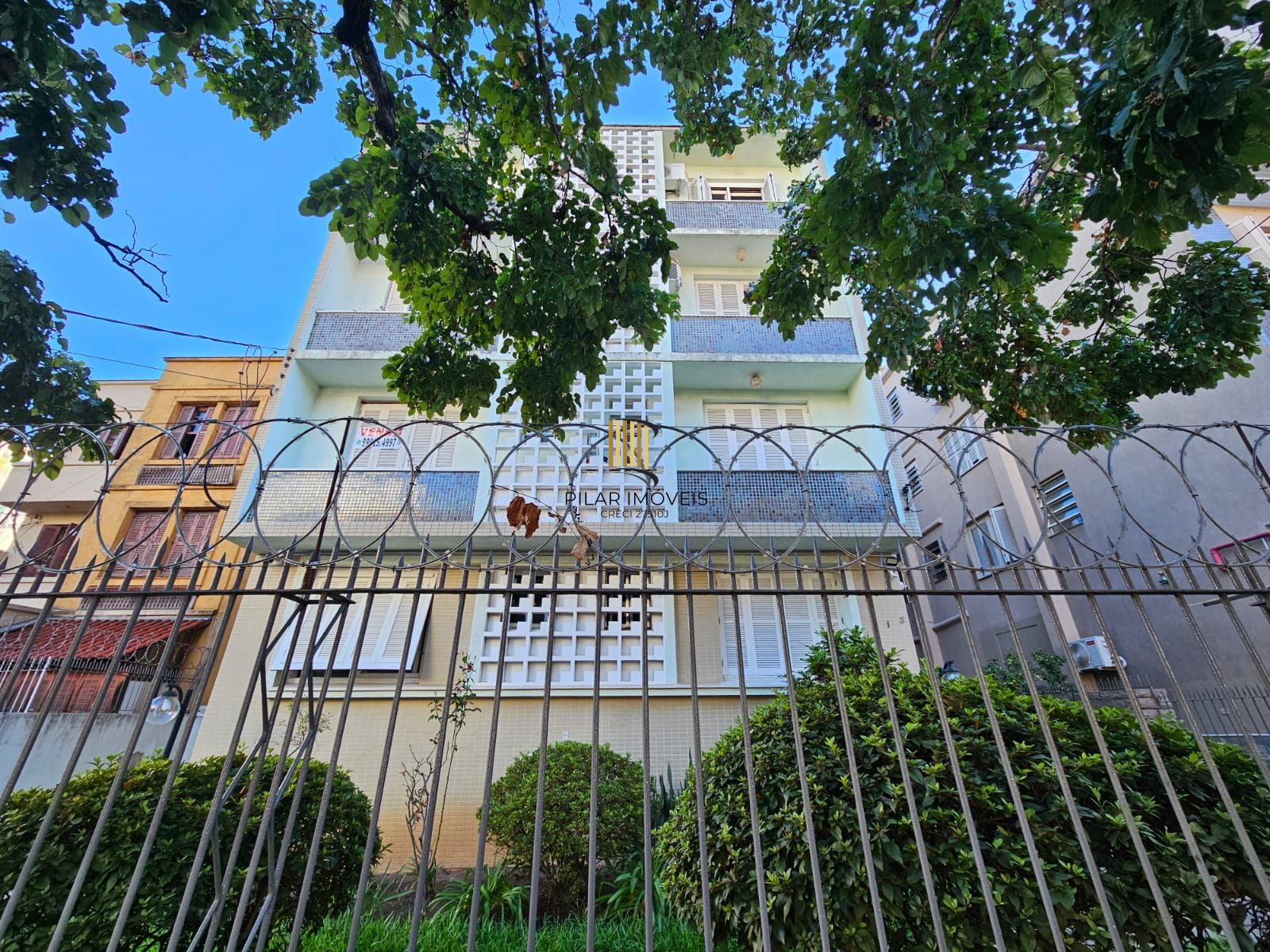 Apartamento 2 dormitórios com vaga e sacada perto da Redenção - Pilar Imóveis