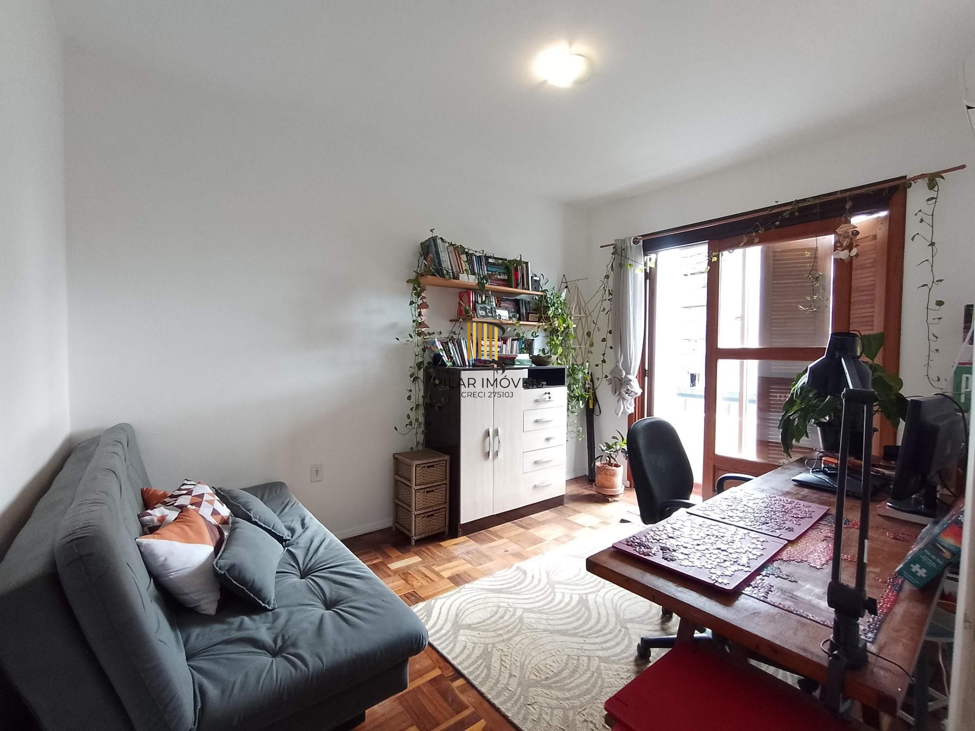 Apartamento 2 dormitórios com vaga e sacada perto da Redenção