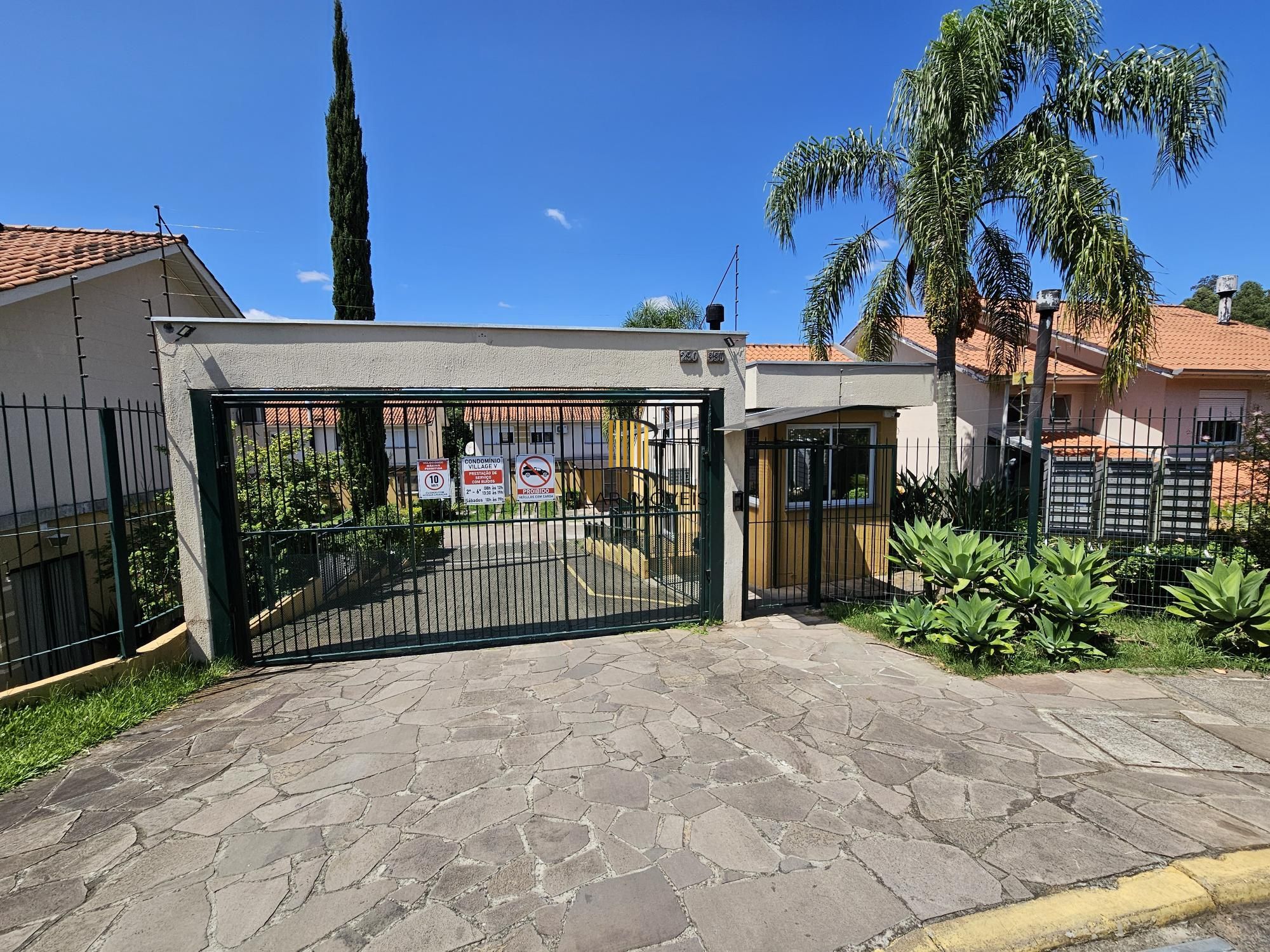 CASA EM CONDOMÍNIO NA AVENIDA PROTÁSIO ALVES