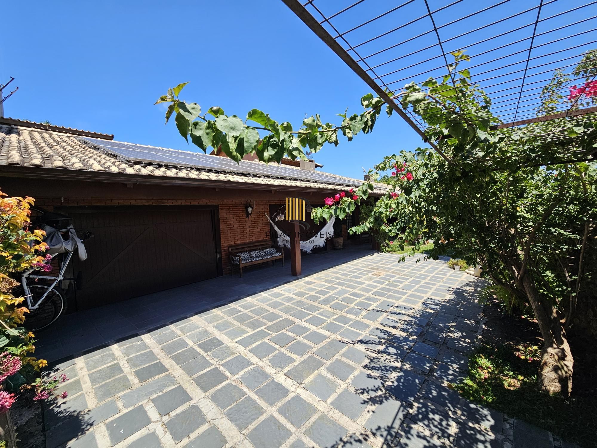 LINDA CASA NO BAIRRO GUARUJÁ - TERRENO COM 22 METROS DE FRENTE