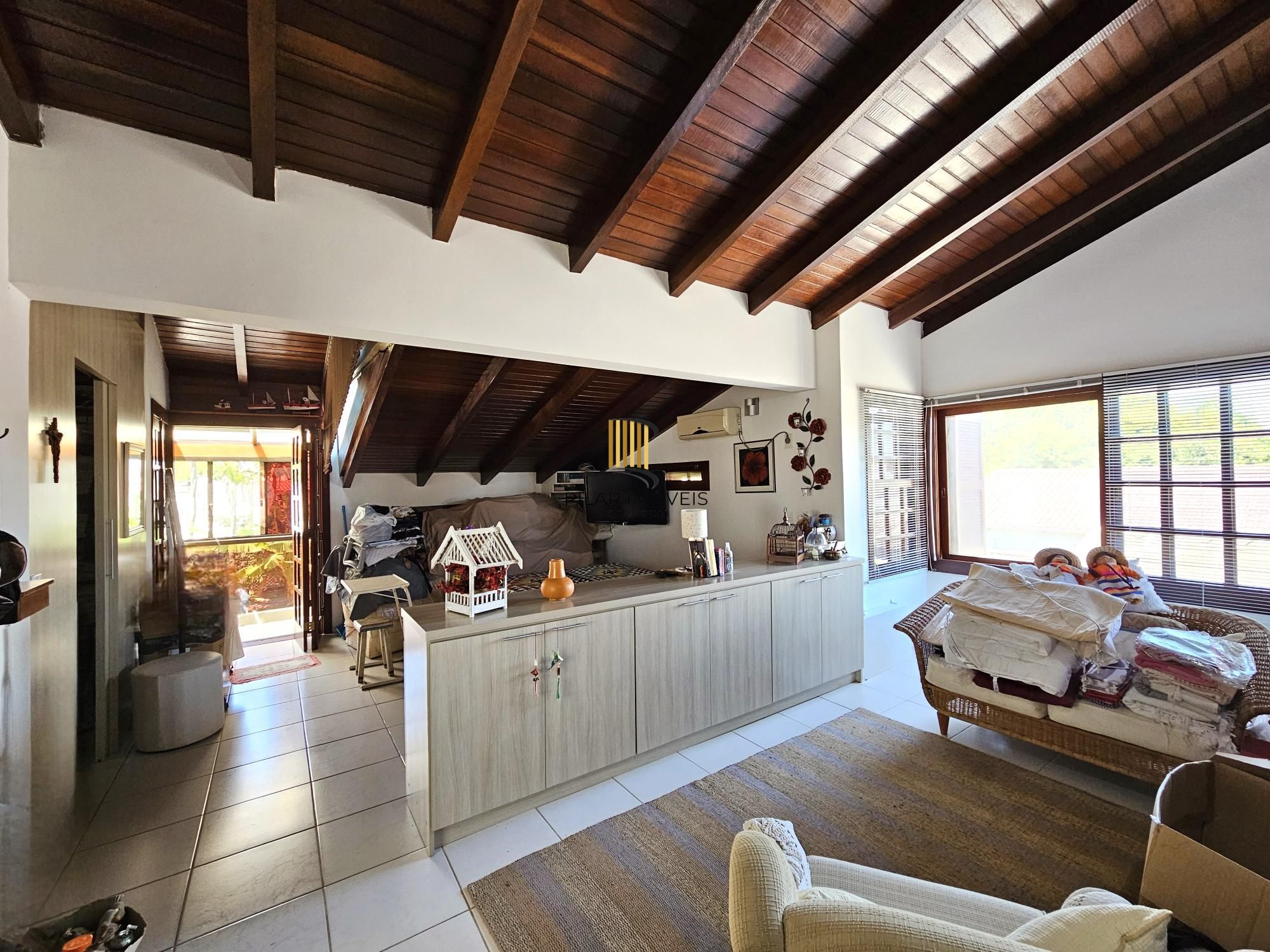 LINDA CASA NO BAIRRO GUARUJÁ - TERRENO COM 22 METROS DE FRENTE