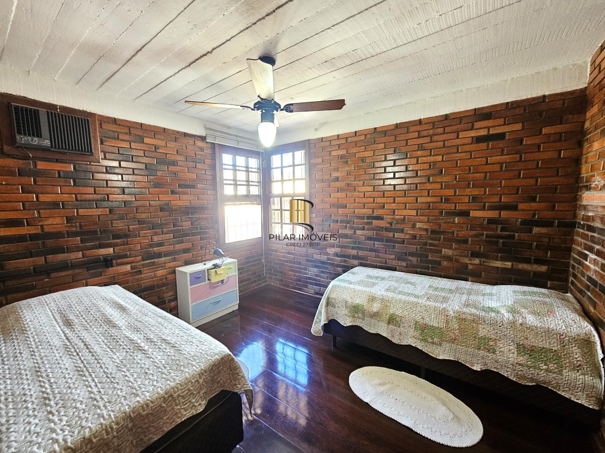 LINDA CASA NO BAIRRO GUARUJÁ - TERRENO COM 22 METROS DE FRENTE