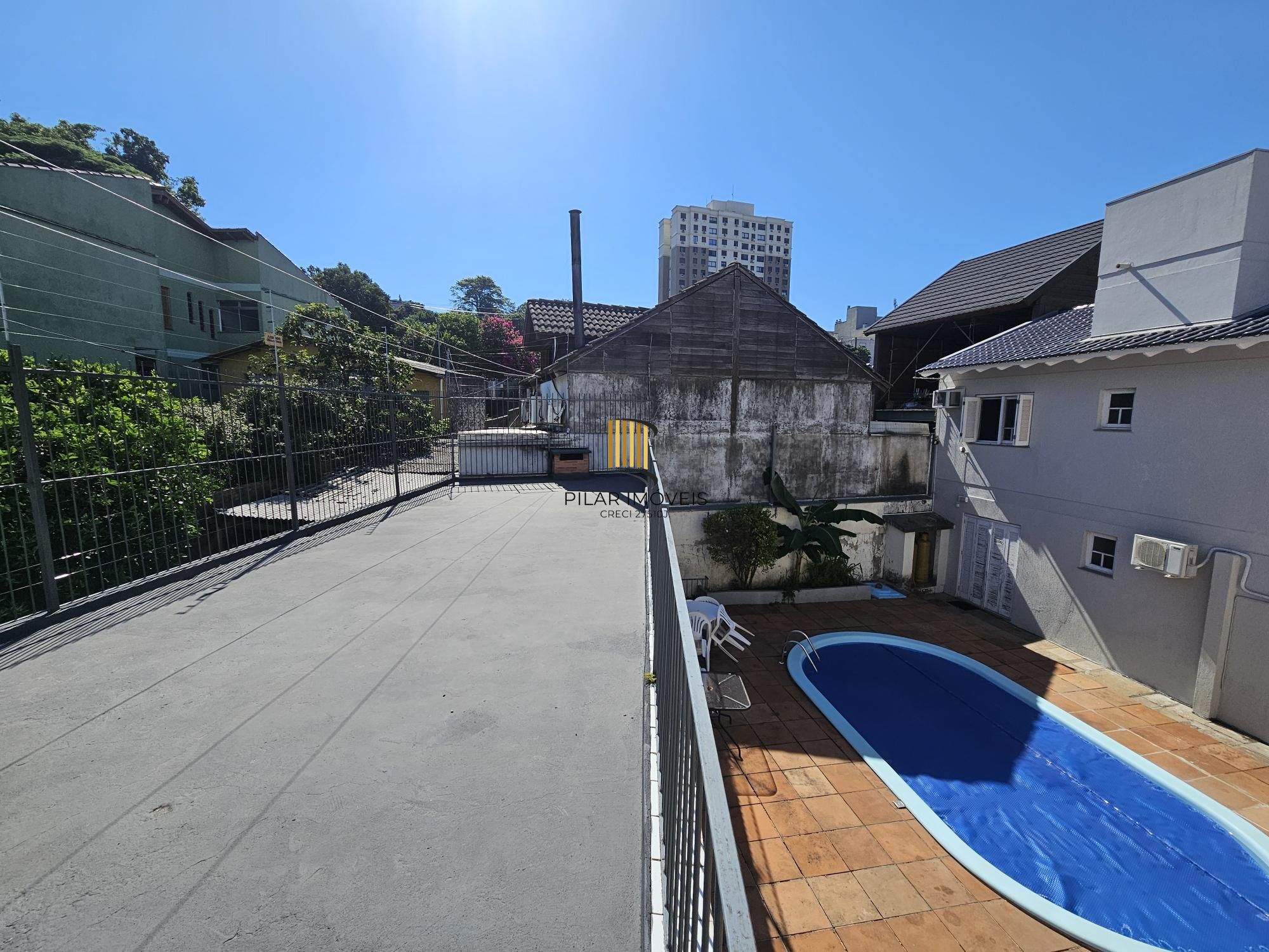 SOBRADO COM 3 SUÍTES + DORMITÓRIOS NO TÉRRREO | PISCINA | E MUITO MAIS