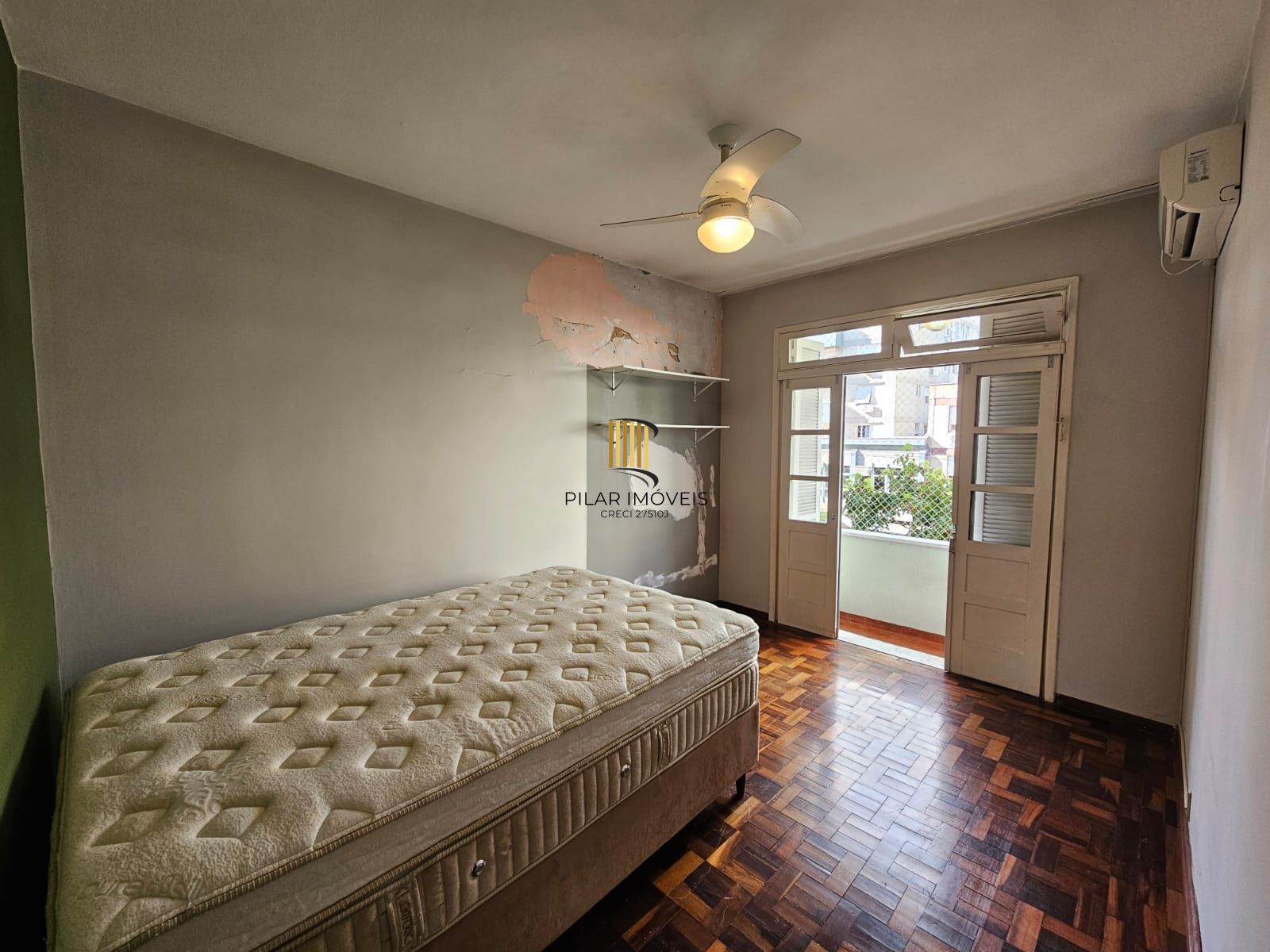 Apartamento 2 dormitórios com sacada a poucos metros da Redenção