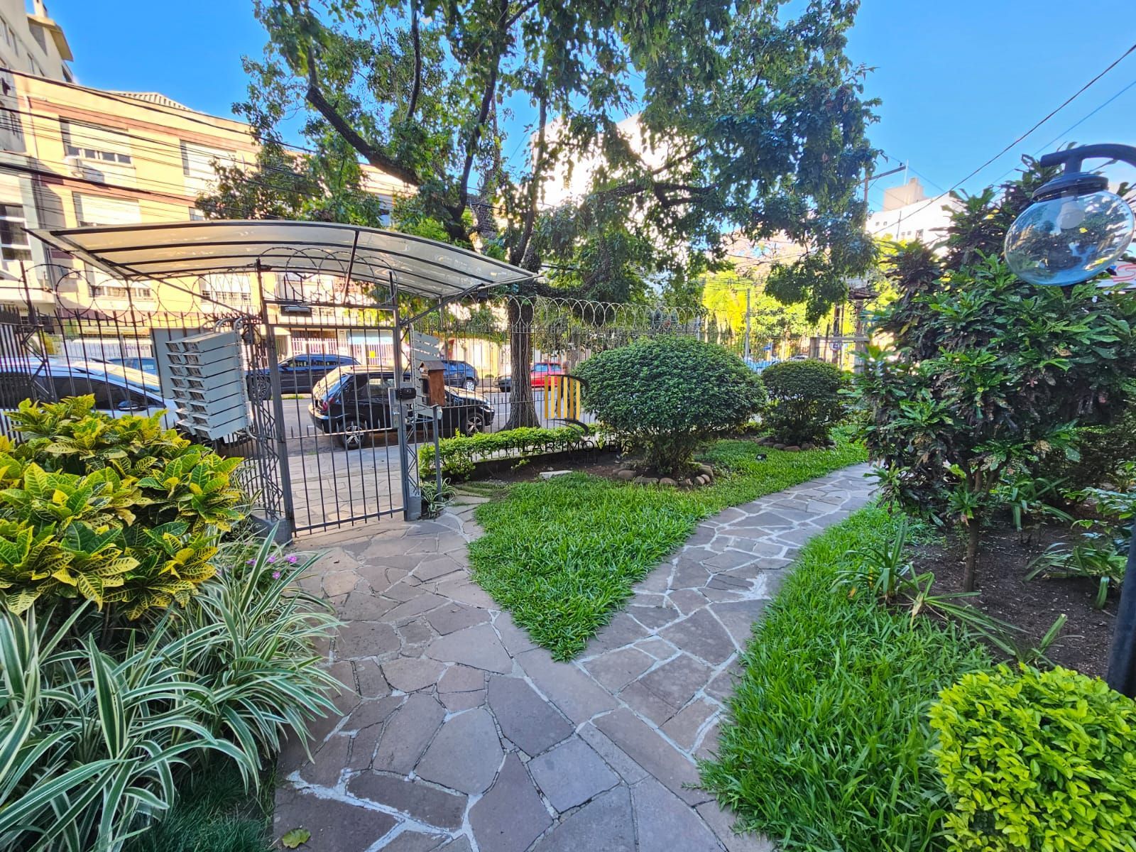 Apartamento 2 dormitórios com vaga e sacada perto da Redenção