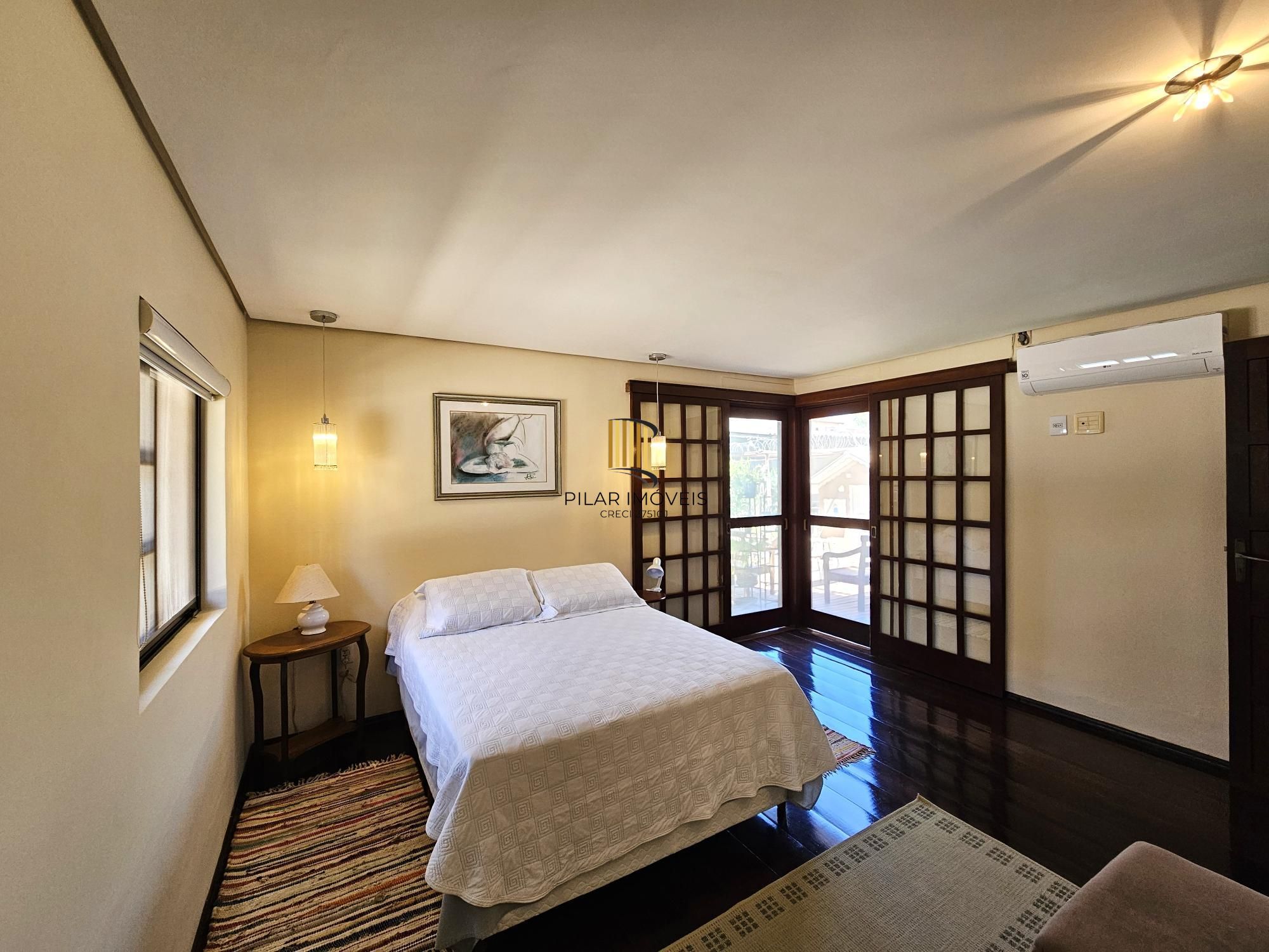 LINDA CASA NO BAIRRO GUARUJÁ - TERRENO COM 22 METROS DE FRENTE