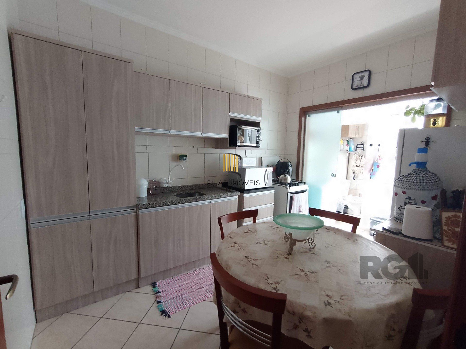 Apartamento 2 dormitórios com vaga e sacada no Menino Deus