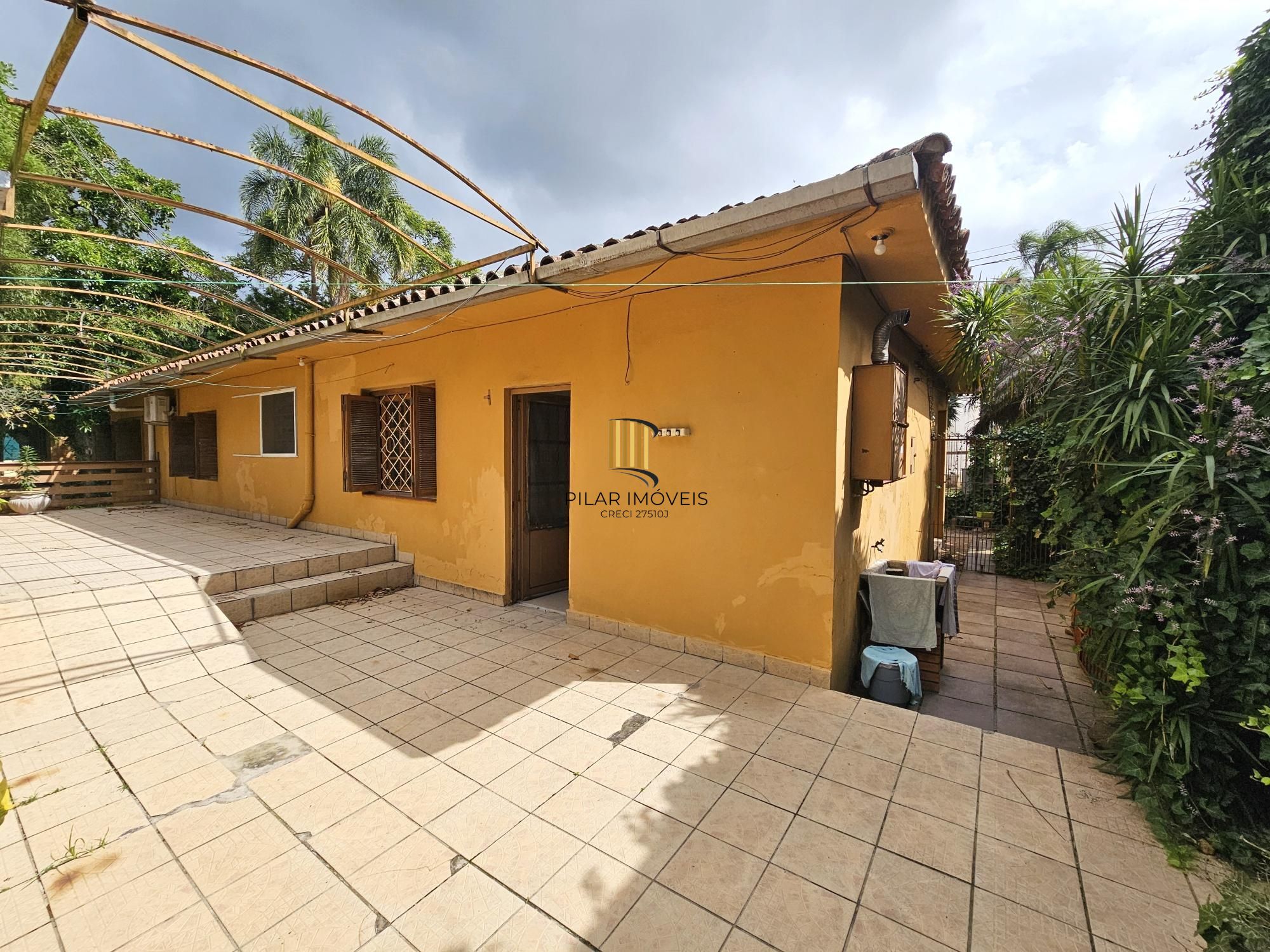 CASA COM 04 DORMITÓRIOS EM TERRENO DE QUASE 500M2