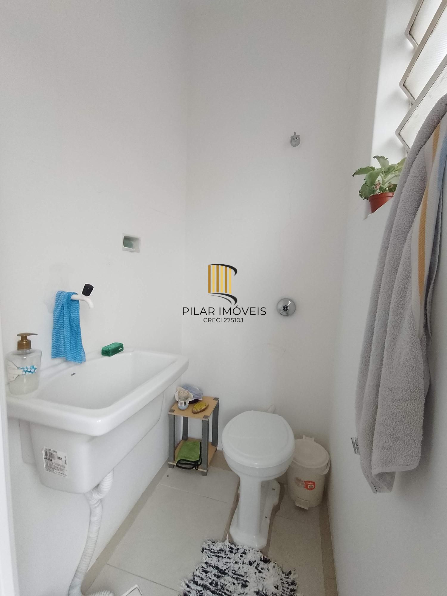 Apartamento 2 dormitórios com vaga e sacada perto da Redenção