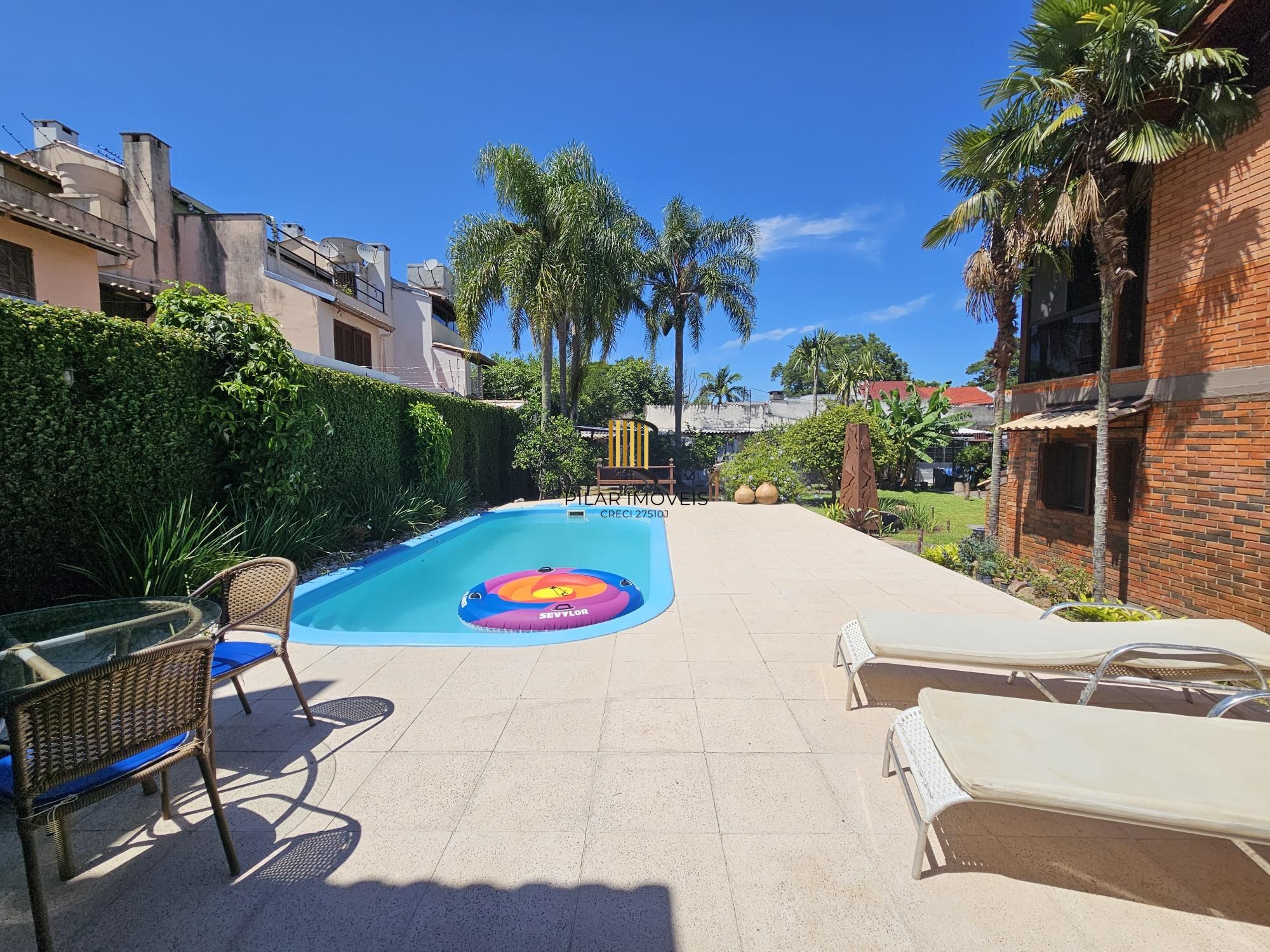 LINDA CASA NO BAIRRO GUARUJÁ - TERRENO COM 22 METROS DE FRENTE