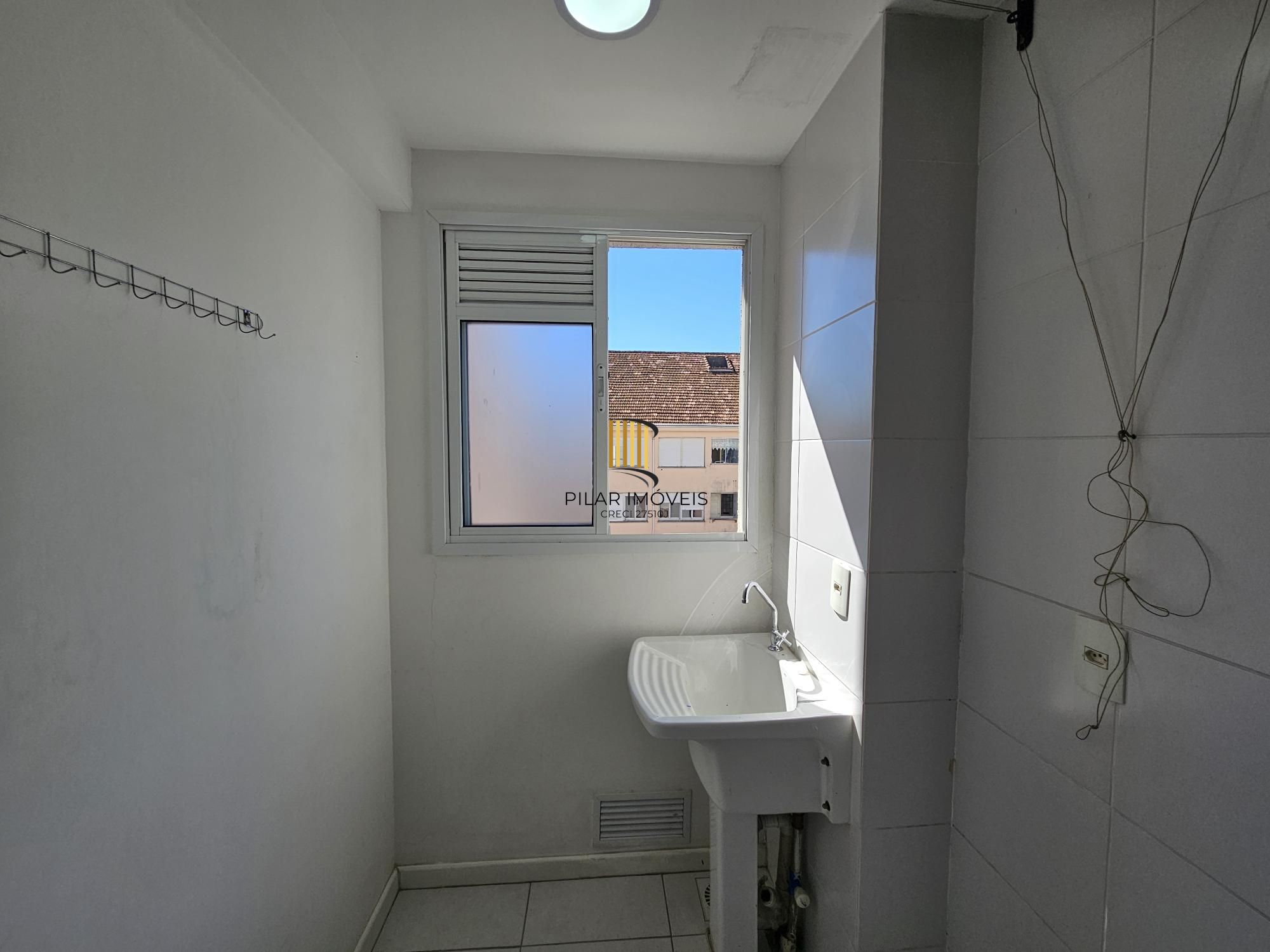 Apartamento 2 dormitórios com vaga e elevador perto da PUC