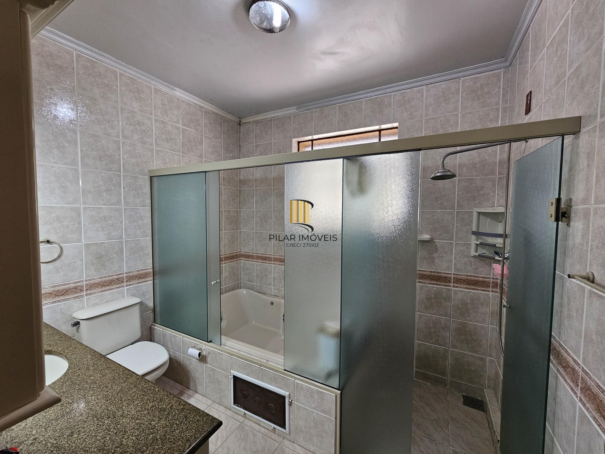 CASA COM 04 DORMITÓRIOS EM TERRENO DE QUASE 500M2