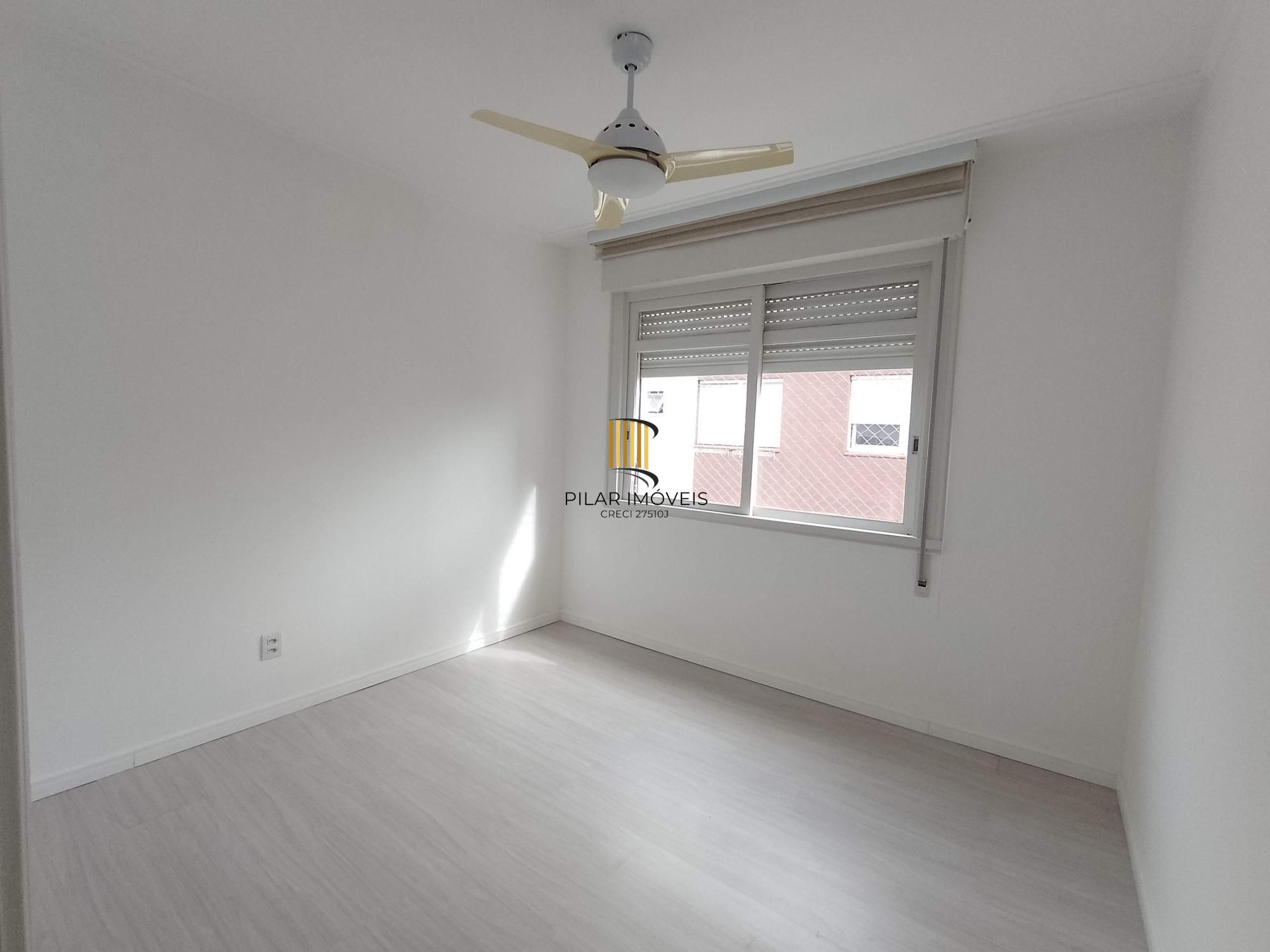 Apartamento 2 dormitórios com dependência e vaga coberta no bairro Santana