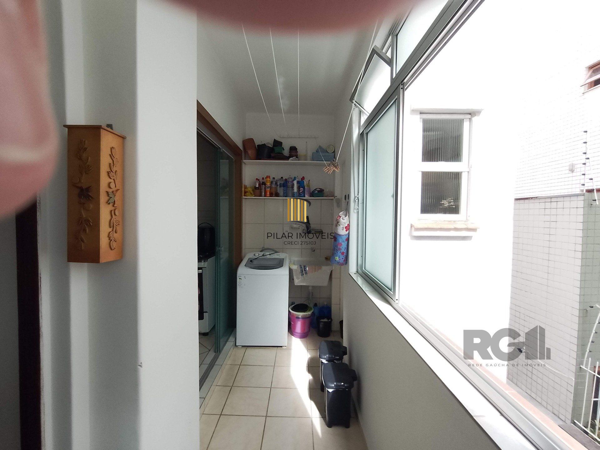Apartamento 2 dormitórios com vaga e sacada no Menino Deus