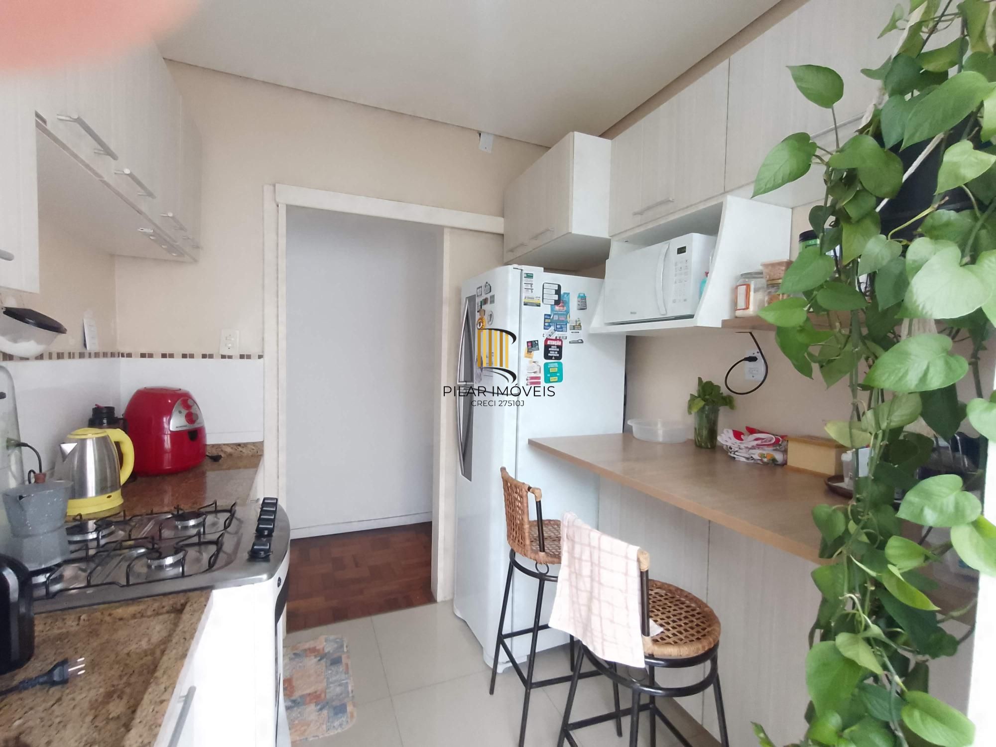 Apartamento 2 dormitórios com vaga e sacada perto da Redenção