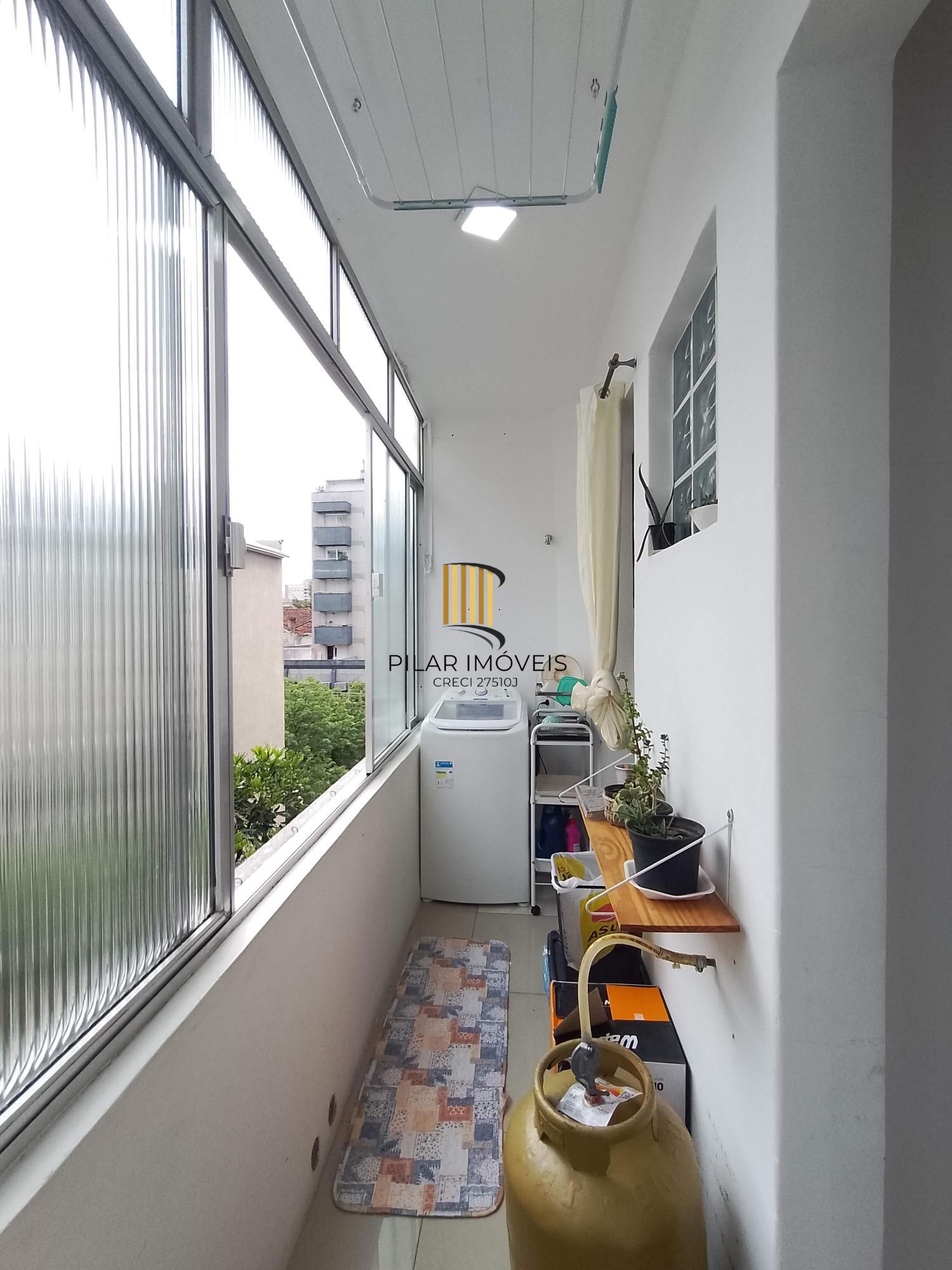 Apartamento 2 dormitórios com vaga e sacada perto da Redenção