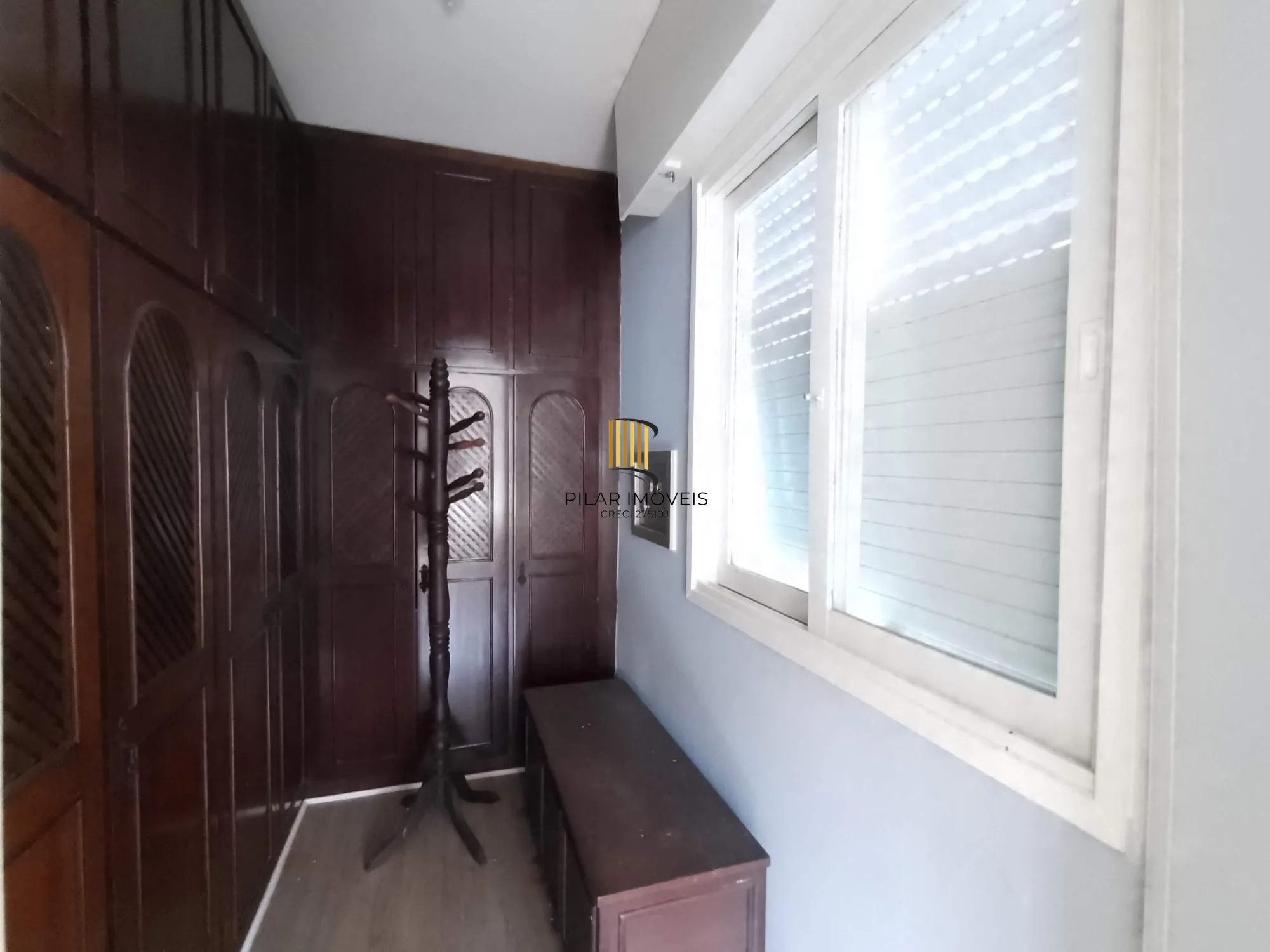 Apartamento 2 dormitórios com sacada e vaga perto da PUC