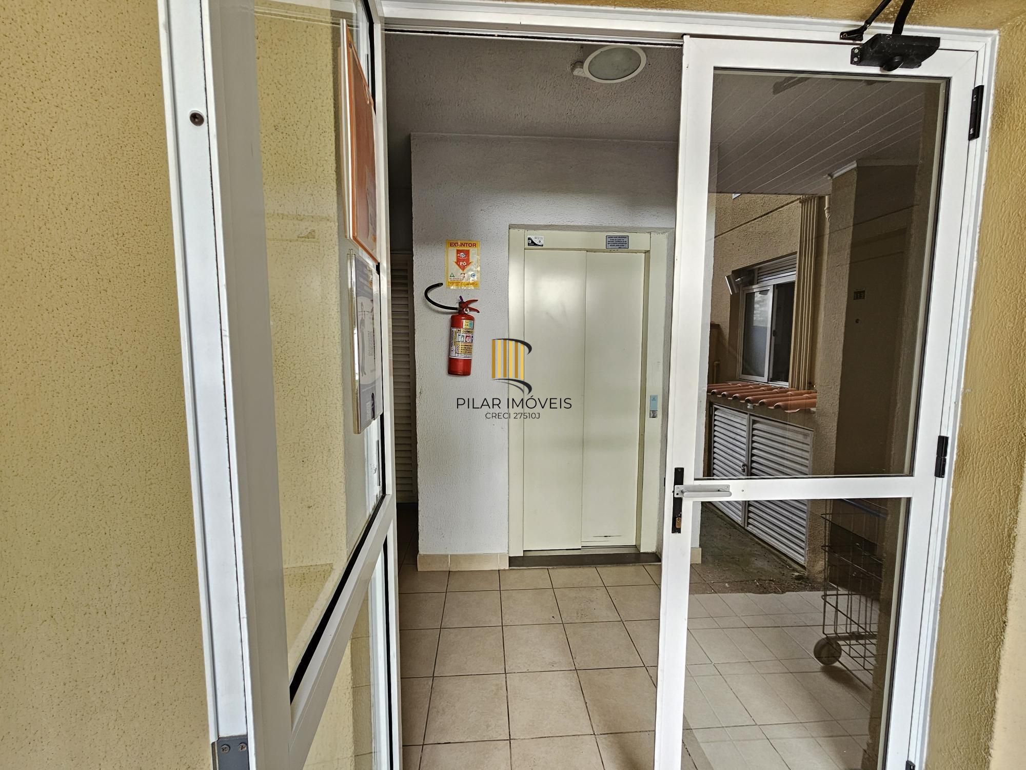 Apartamento 2 dormitórios mobiliado com vaga e elevador no Alto Petrópolis